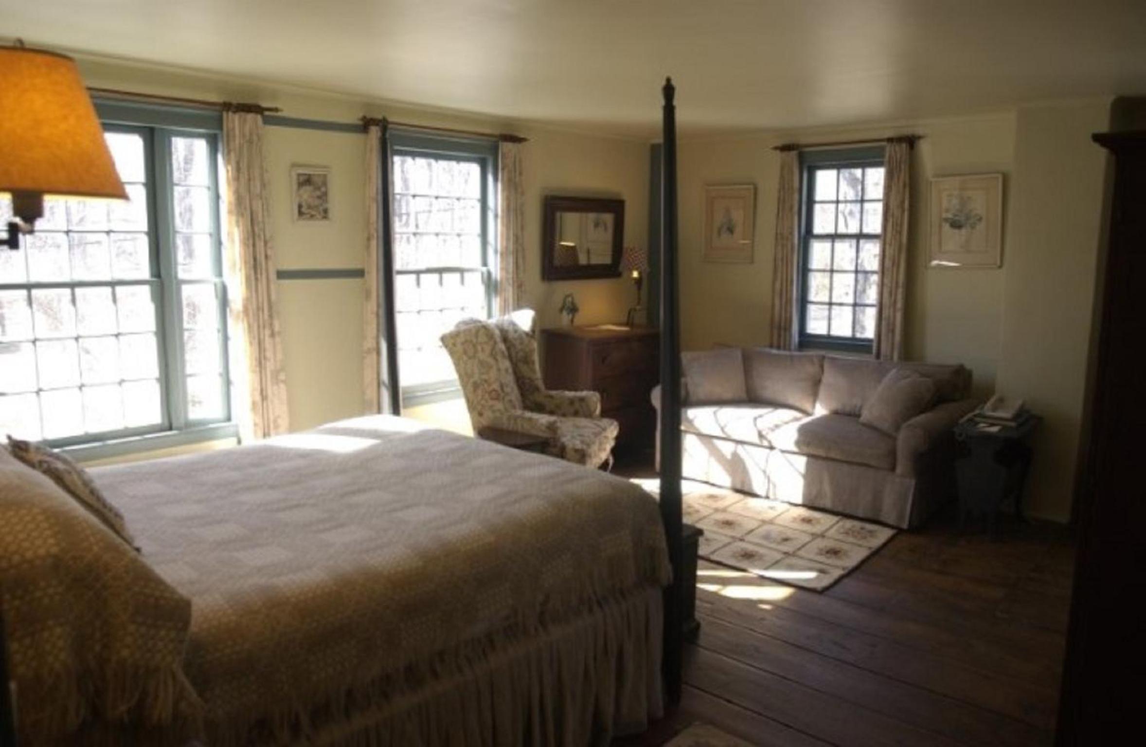 Queen Room with Twin Bed and Sofa Bed photo 2