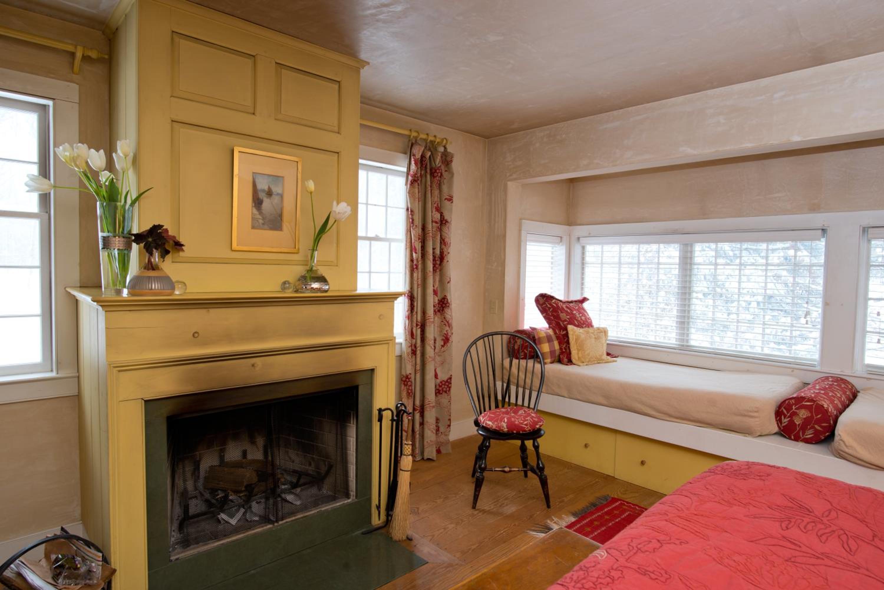 Queen Suite with Fireplace photo 1