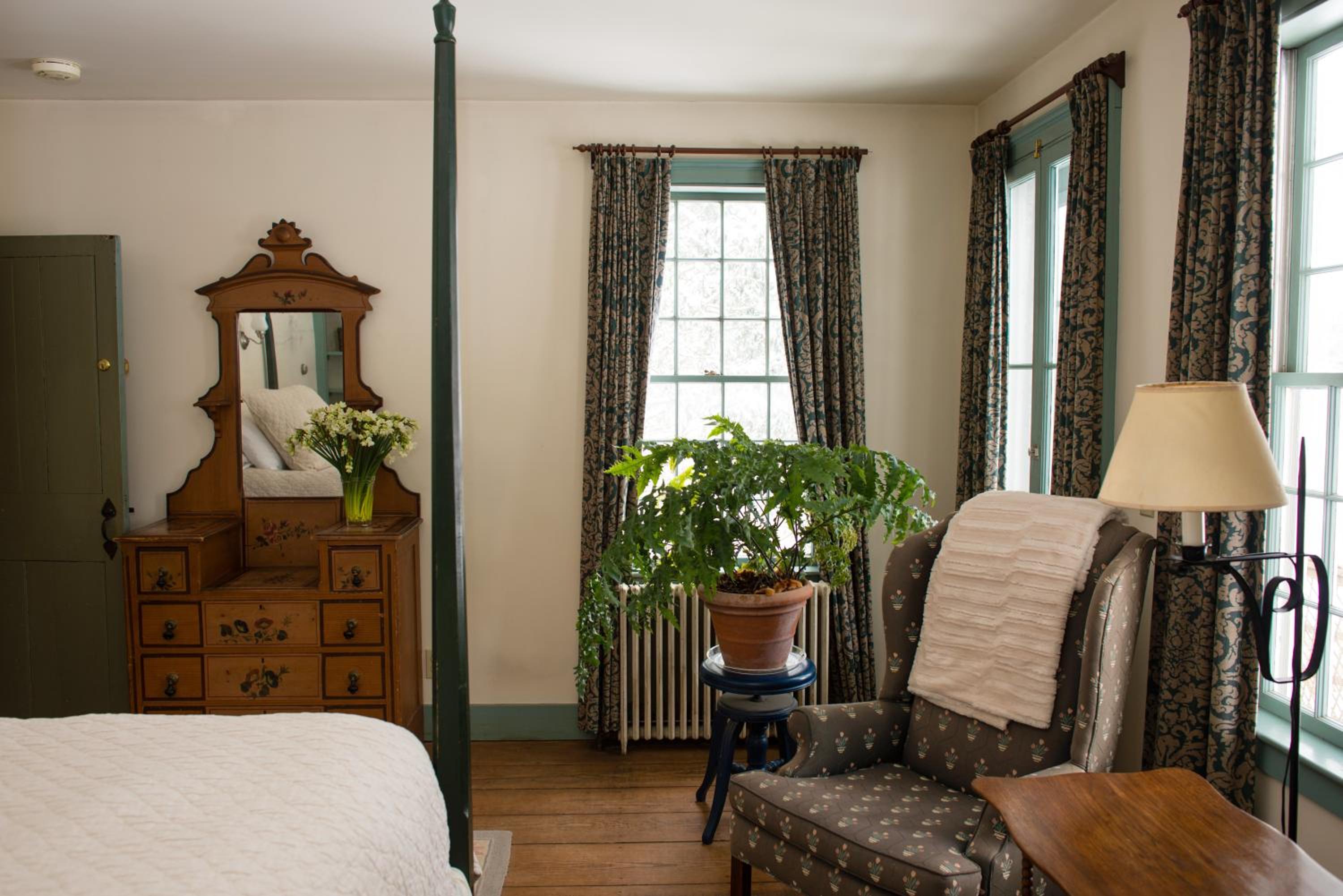 Queen Room with Full Bath and Balcony photo 1