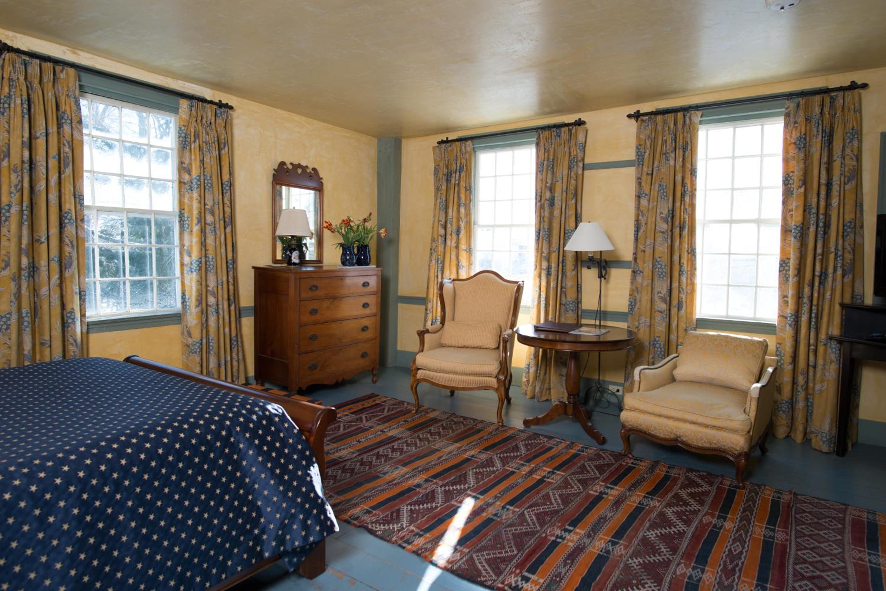 Queen Room with Fireplace photo 1