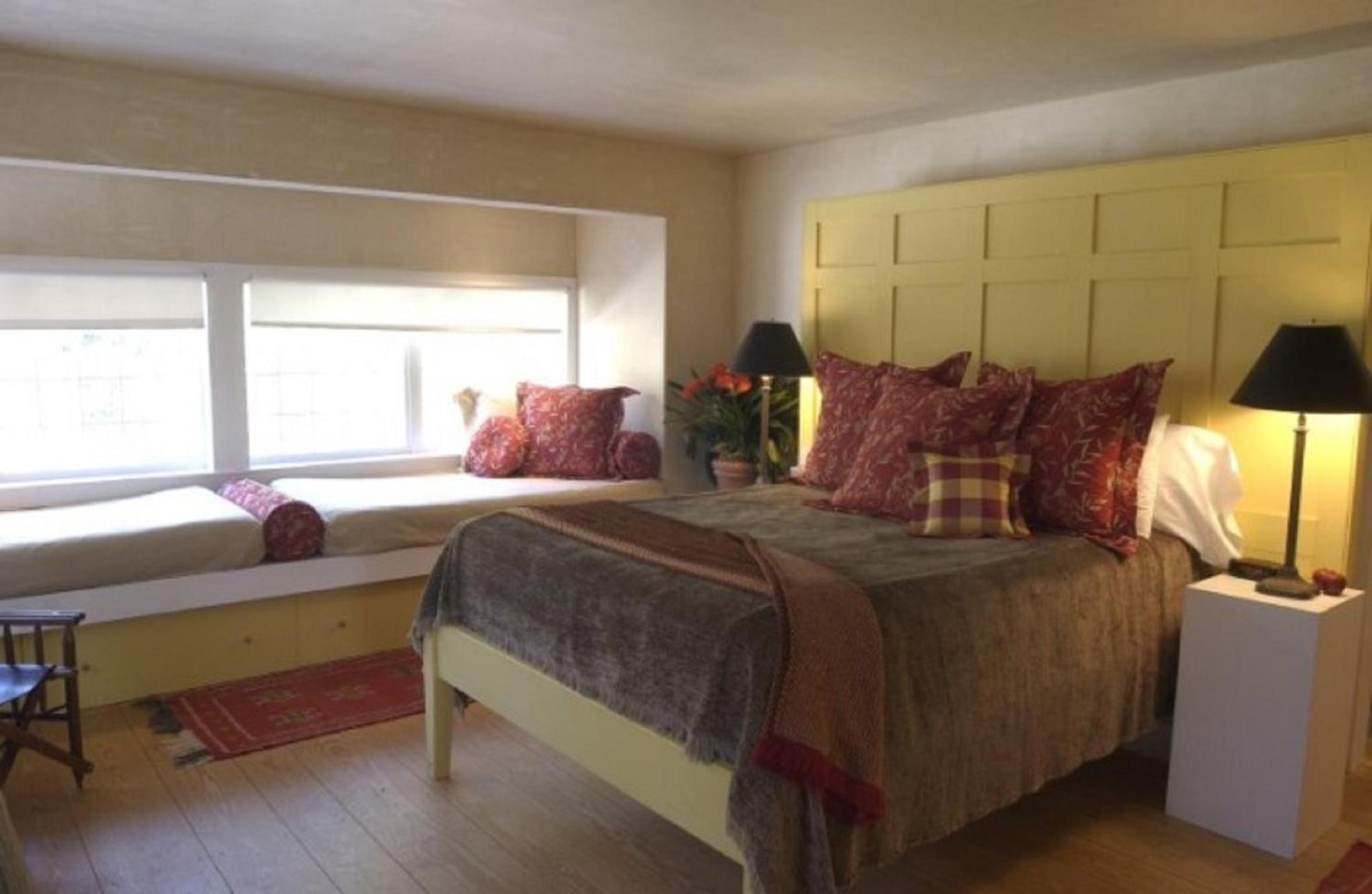 Queen Suite with Fireplace photo 2