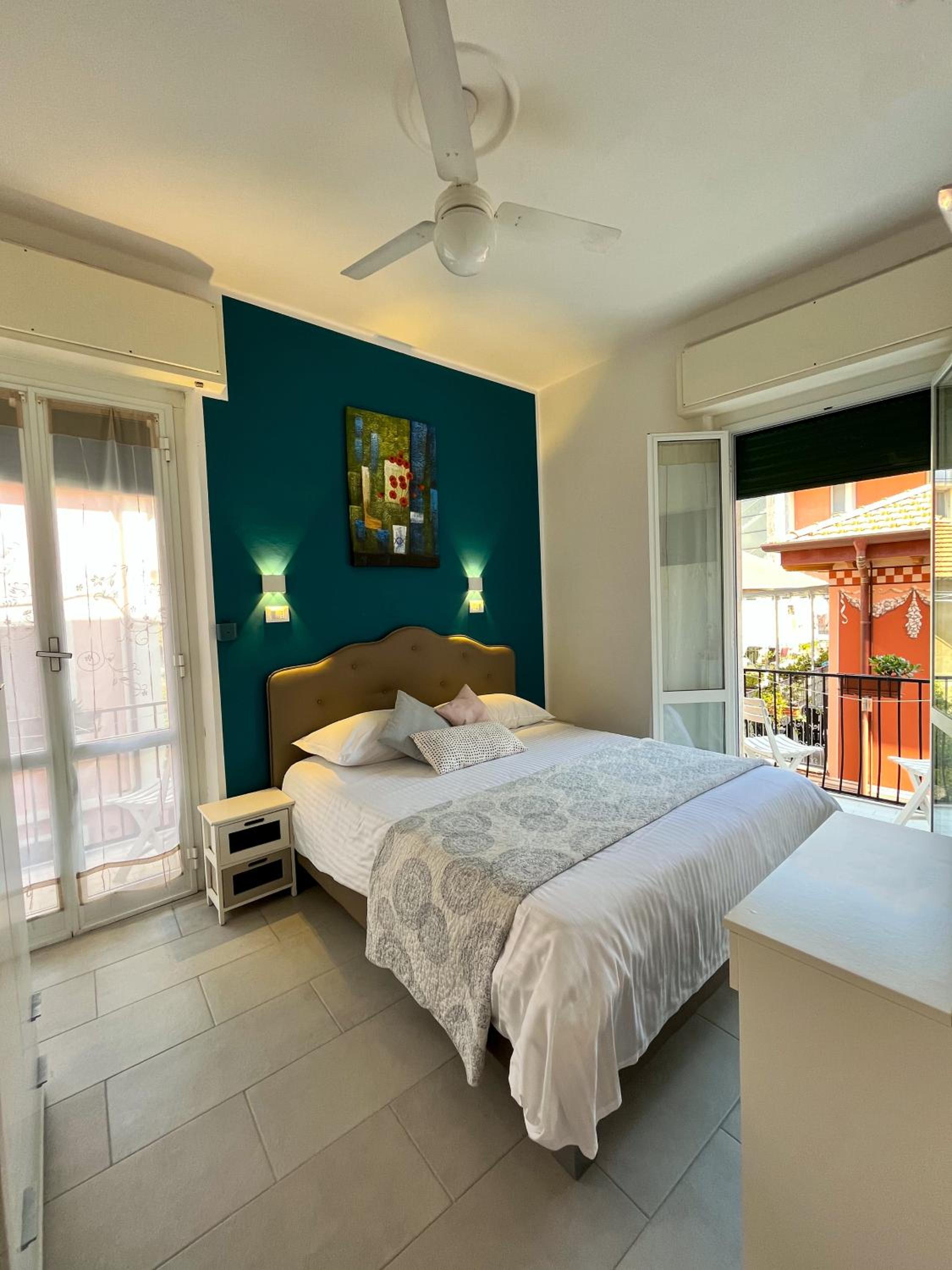 Double Room with Balcony - Photo 3
