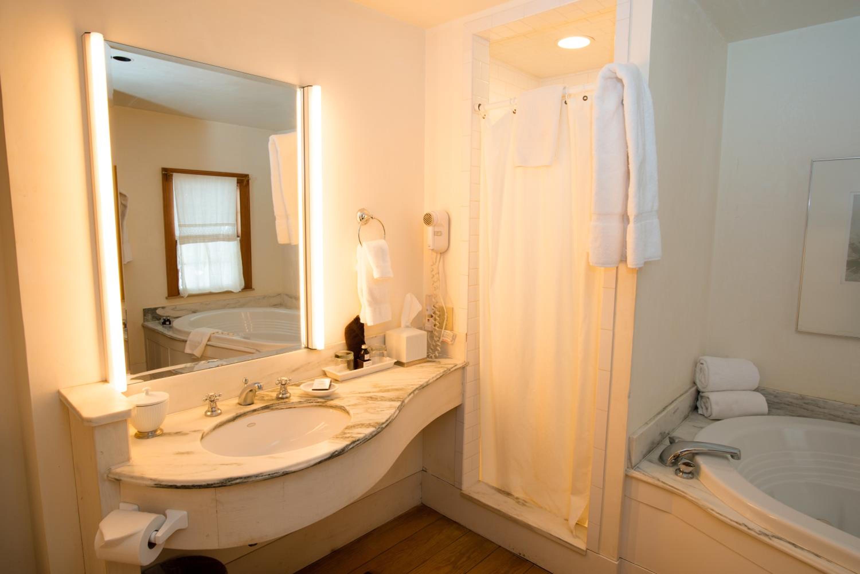King Room with Full Bath photo 2
