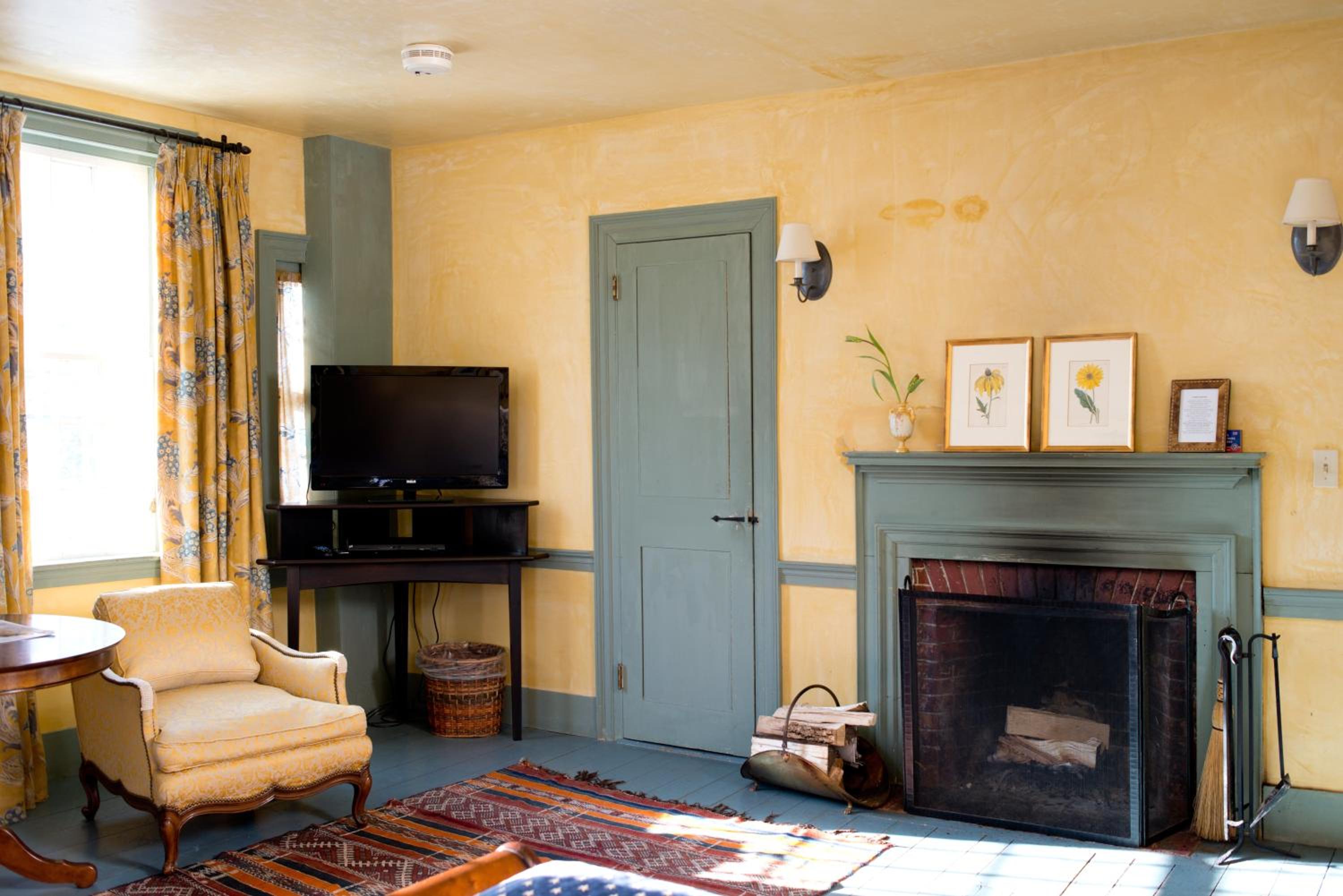 Queen Room with Fireplace photo 2