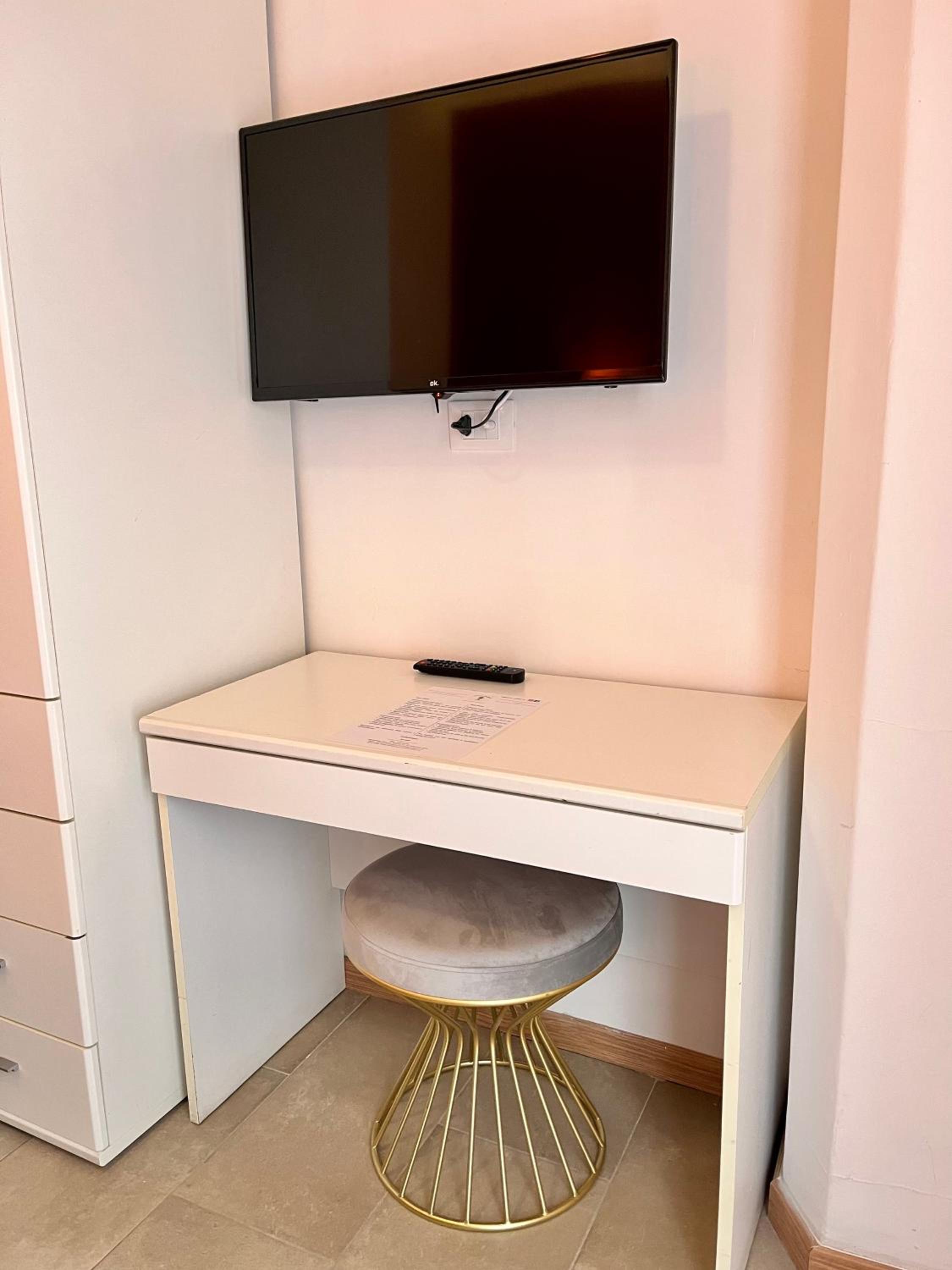 Double Room with Balcony - Photo 6