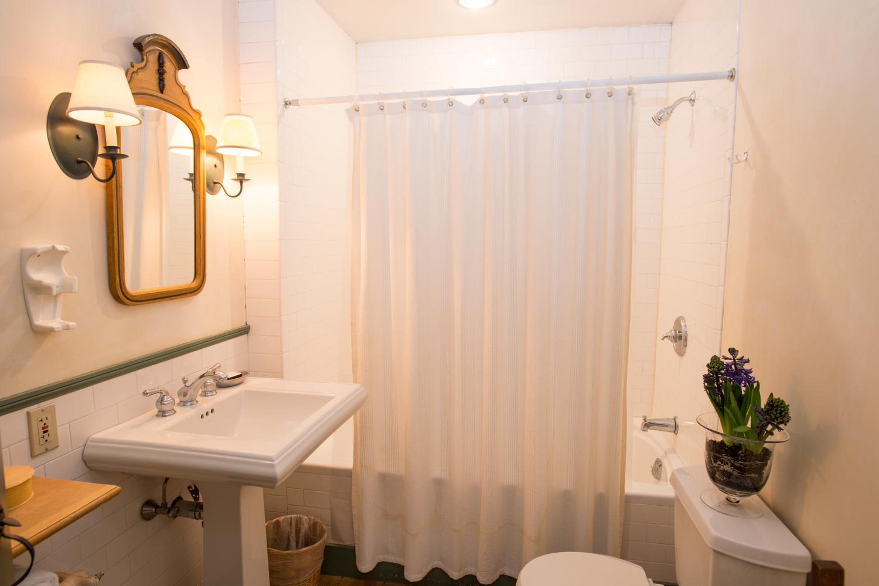 Queen Room with Full Bath and Balcony photo 3