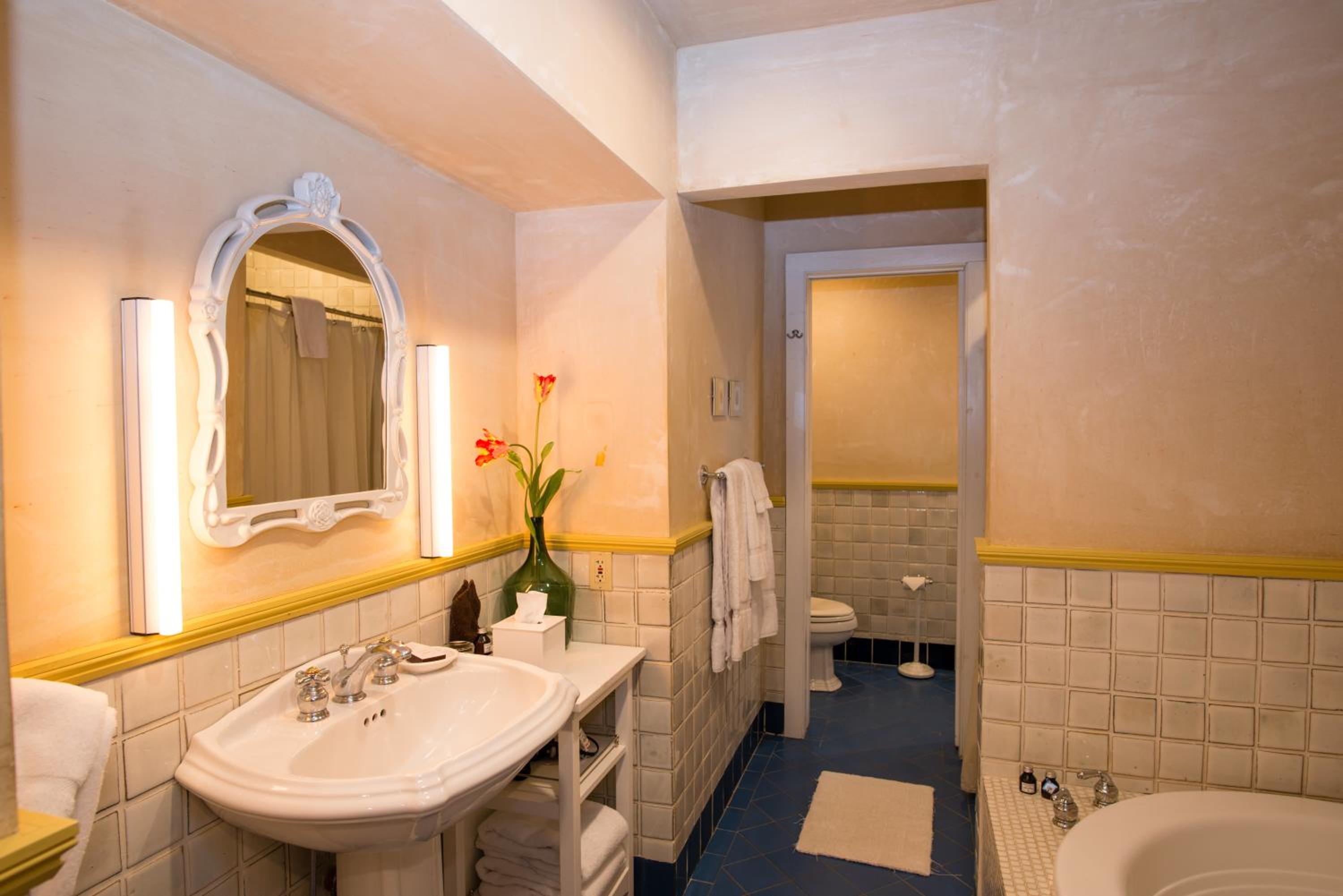 Queen Suite with Fireplace photo 3