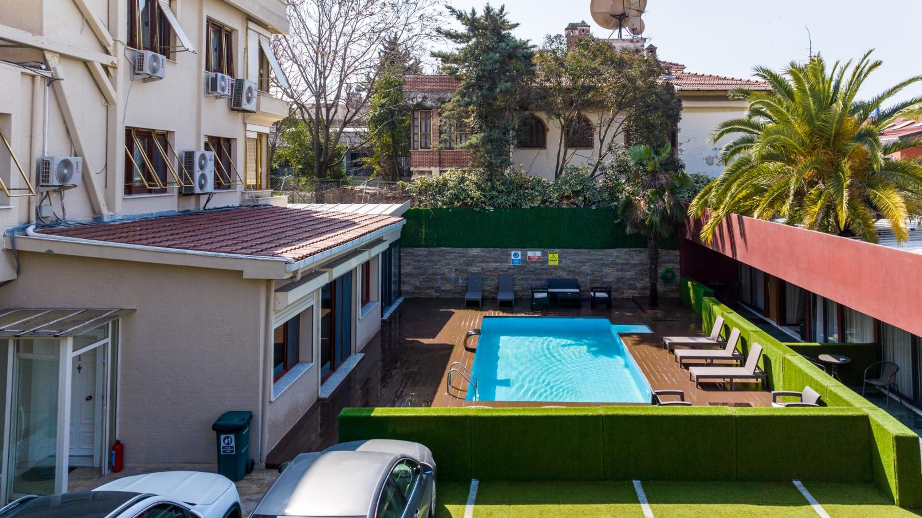 Luxury Three-Bedroom Apartment with Terrace and Pool View photo 2