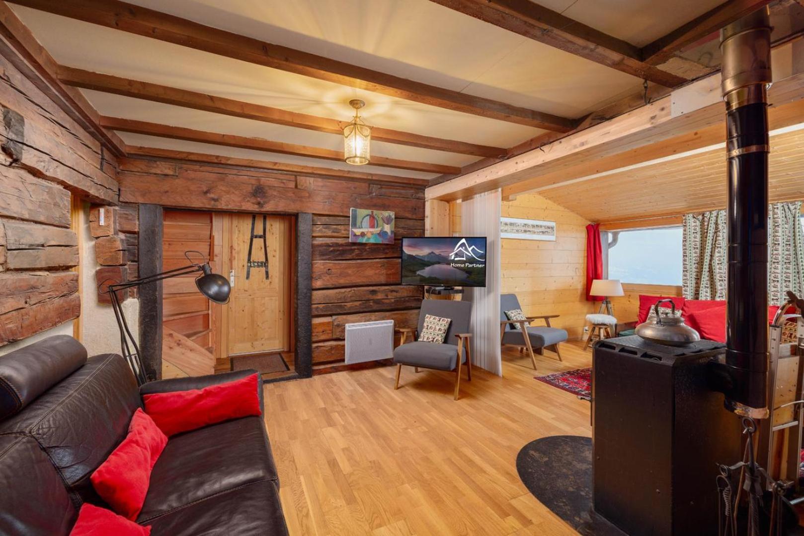 Three-Bedroom House photo 2