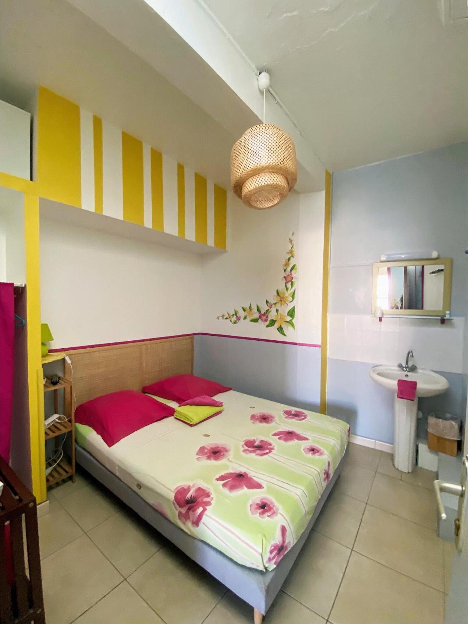Cabin Room with Roof Skylight