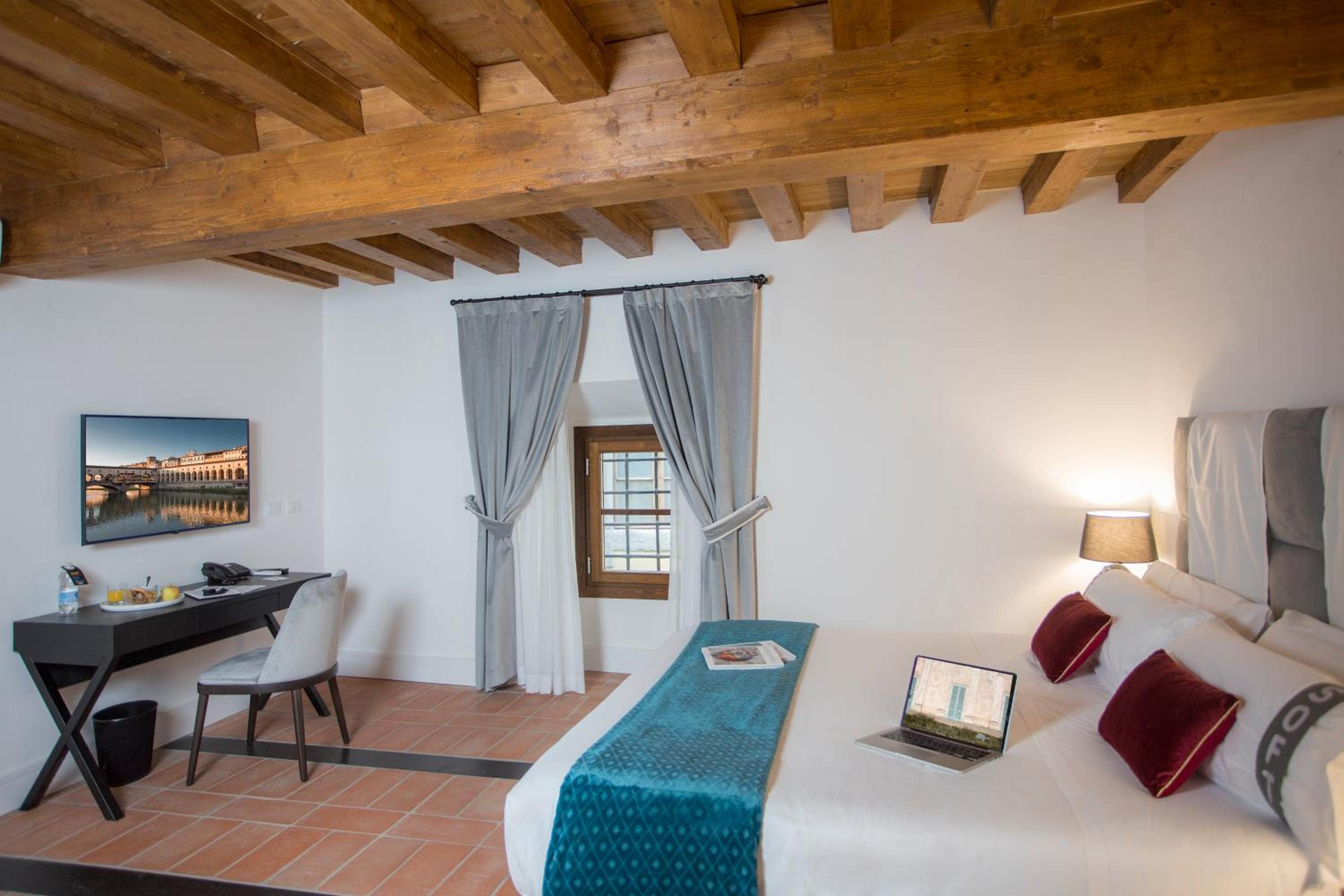 Deluxe Triple Room thumbnail 5