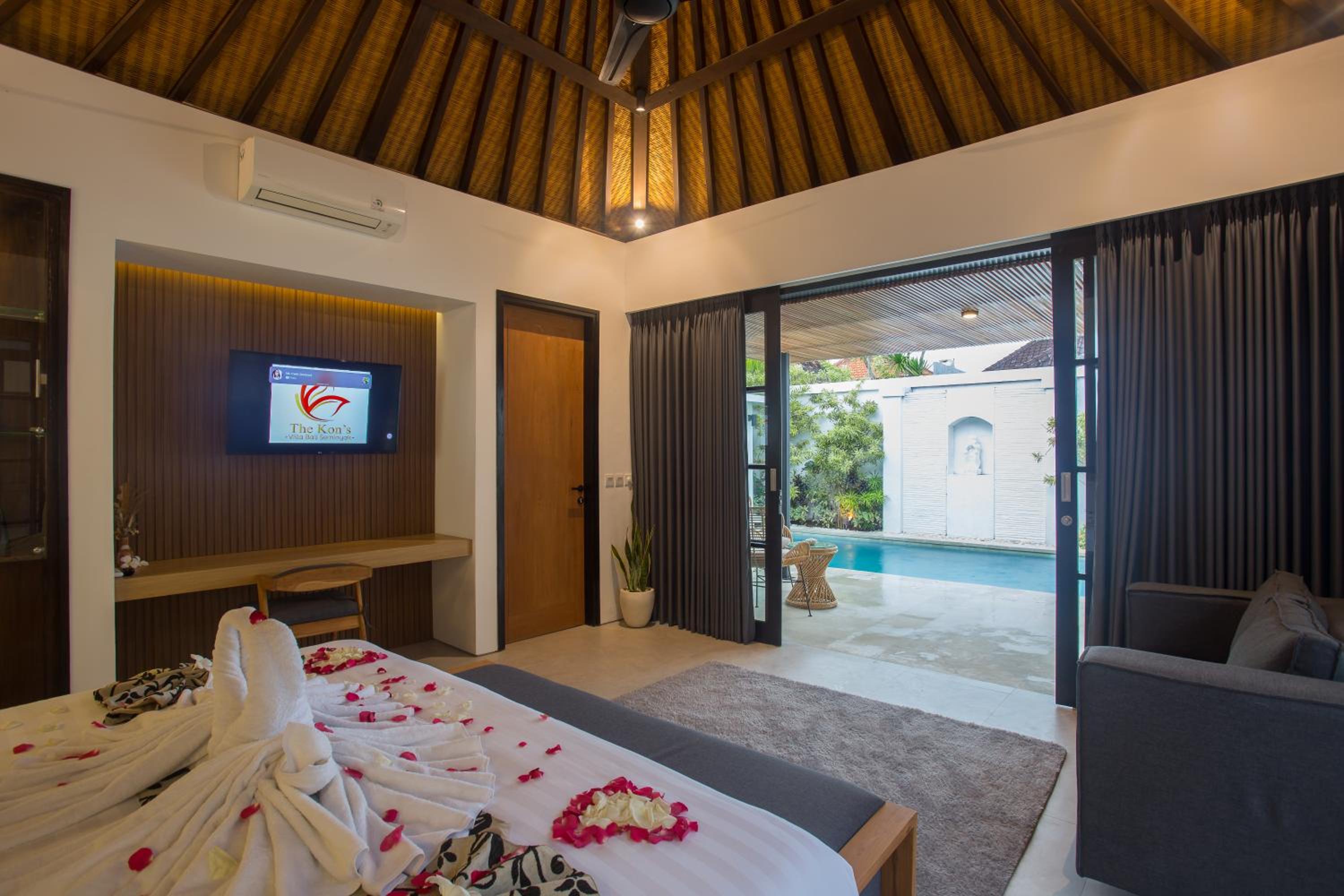 Villa with Private Pool - Photo 1