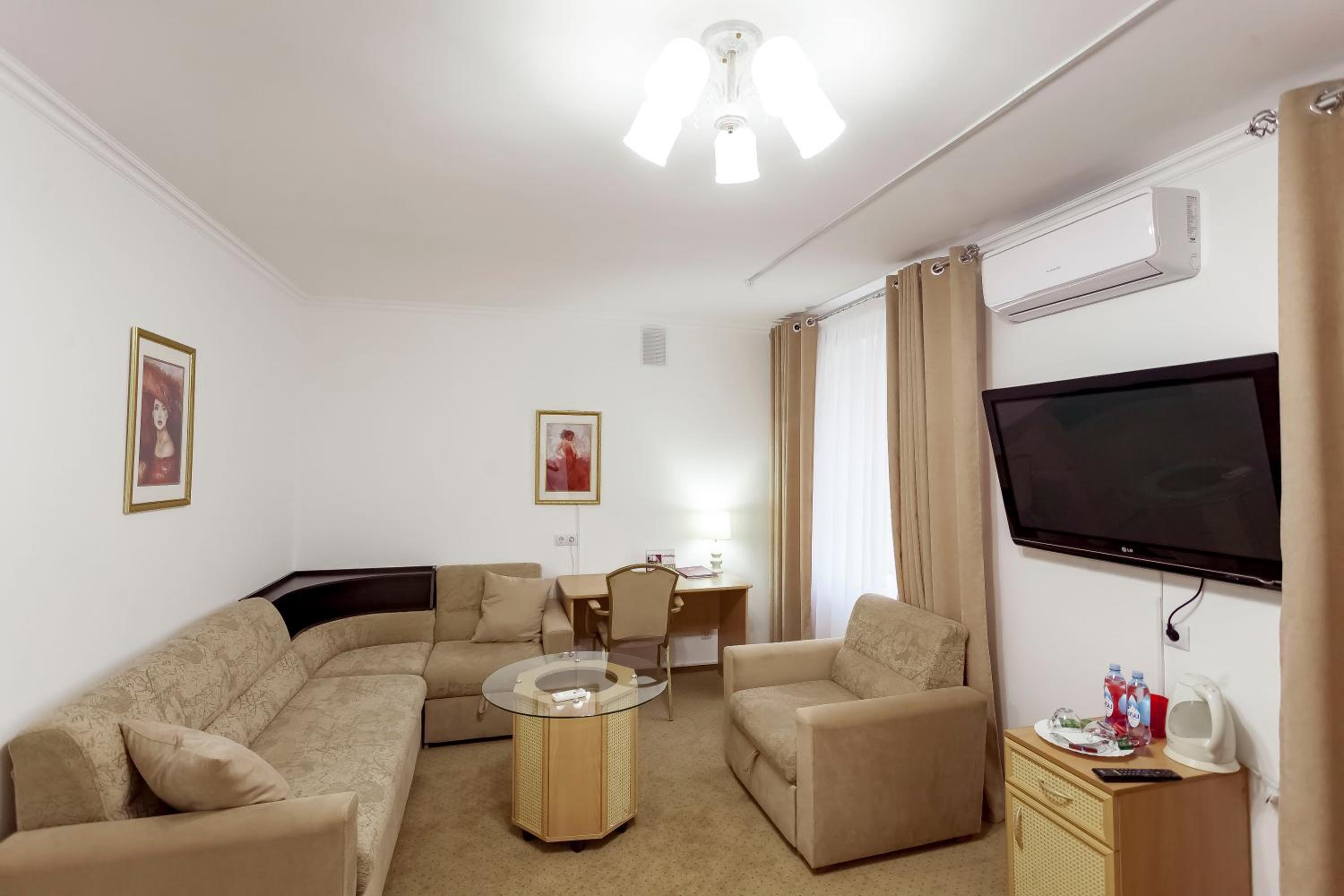 Suite - Photo 1