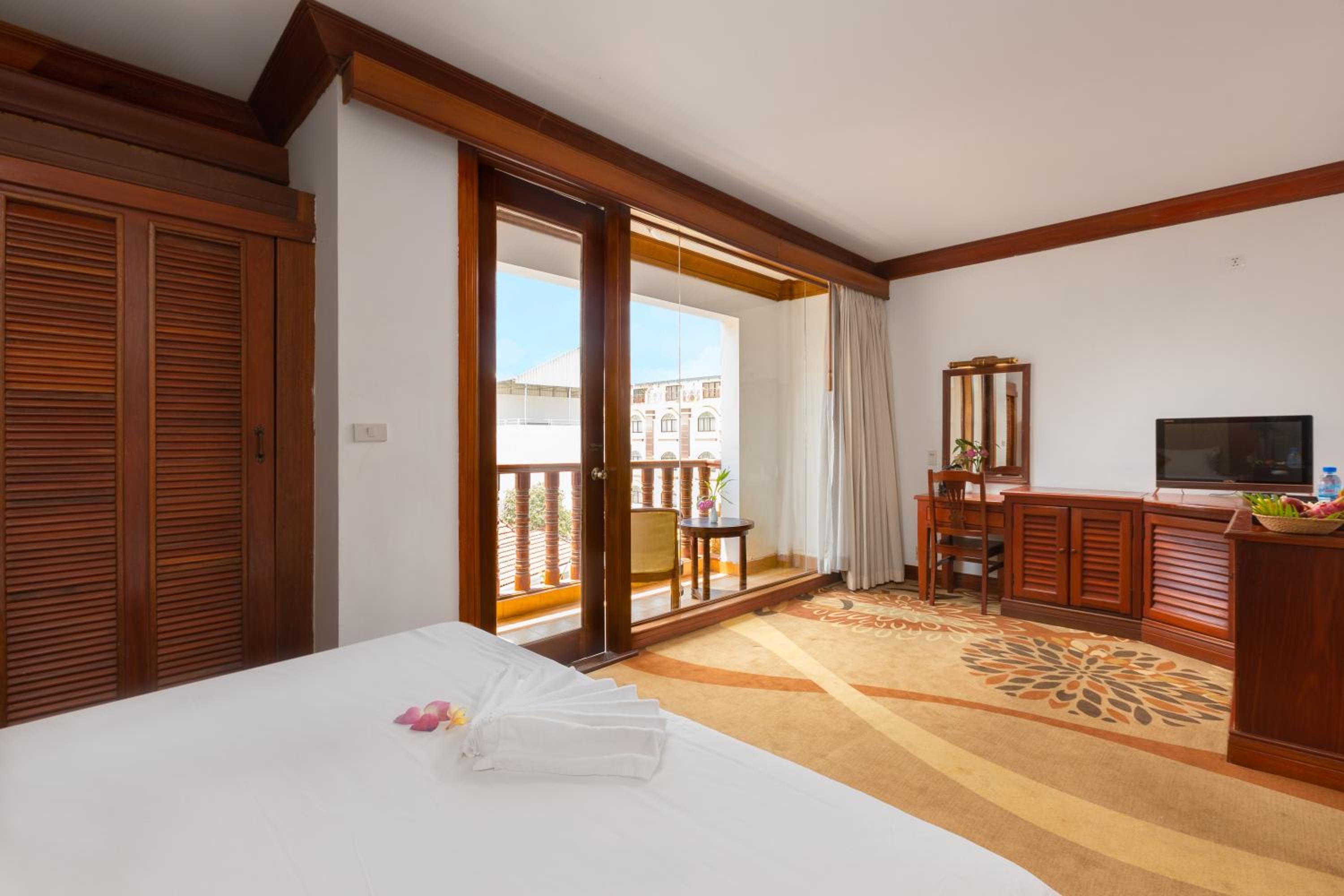 Deluxe Double Or Twin Room With Pool View - Photo 5