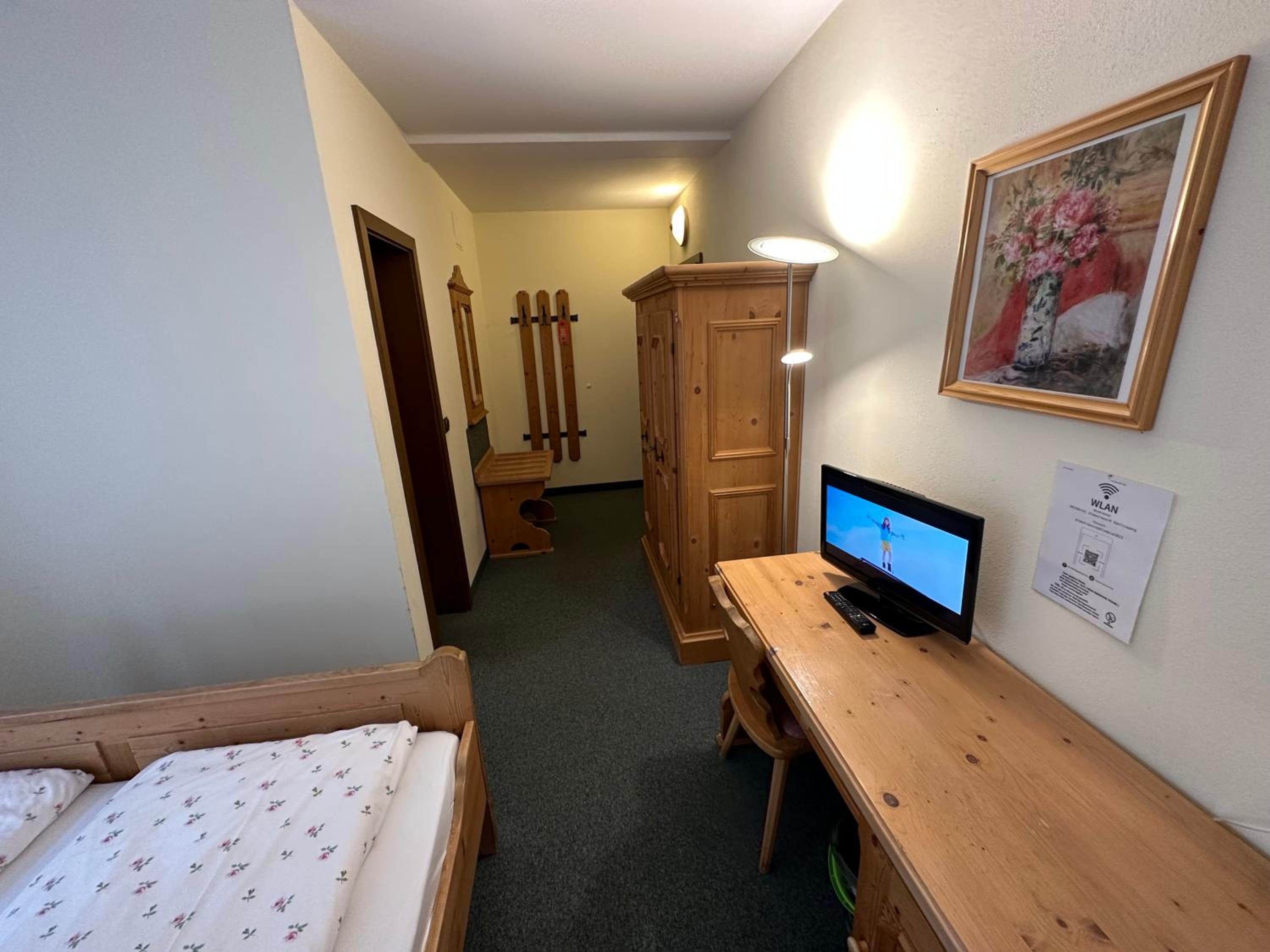 Budget Double Room - Photo 4