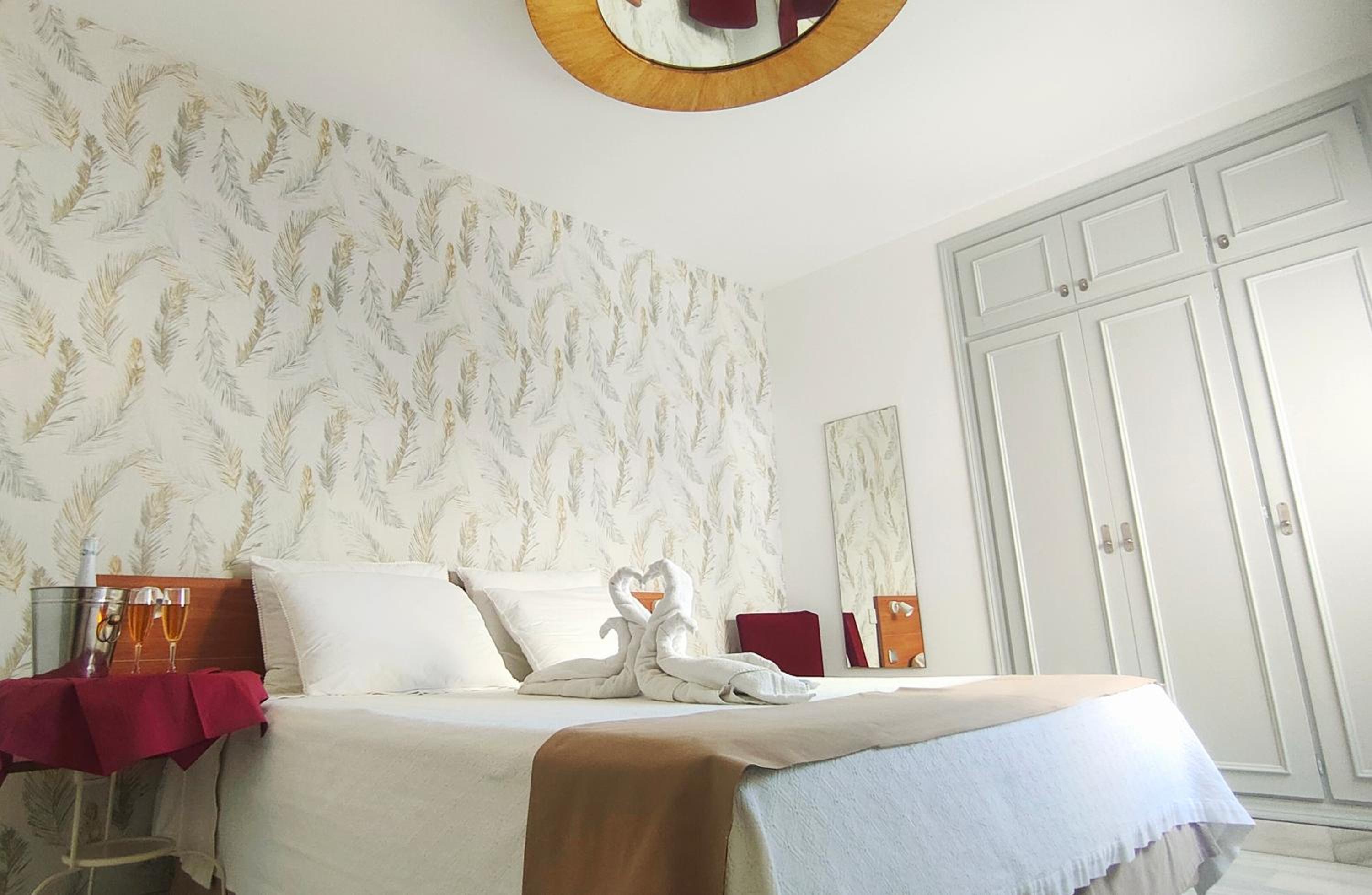 Double Room with Spa Bath - Photo 2