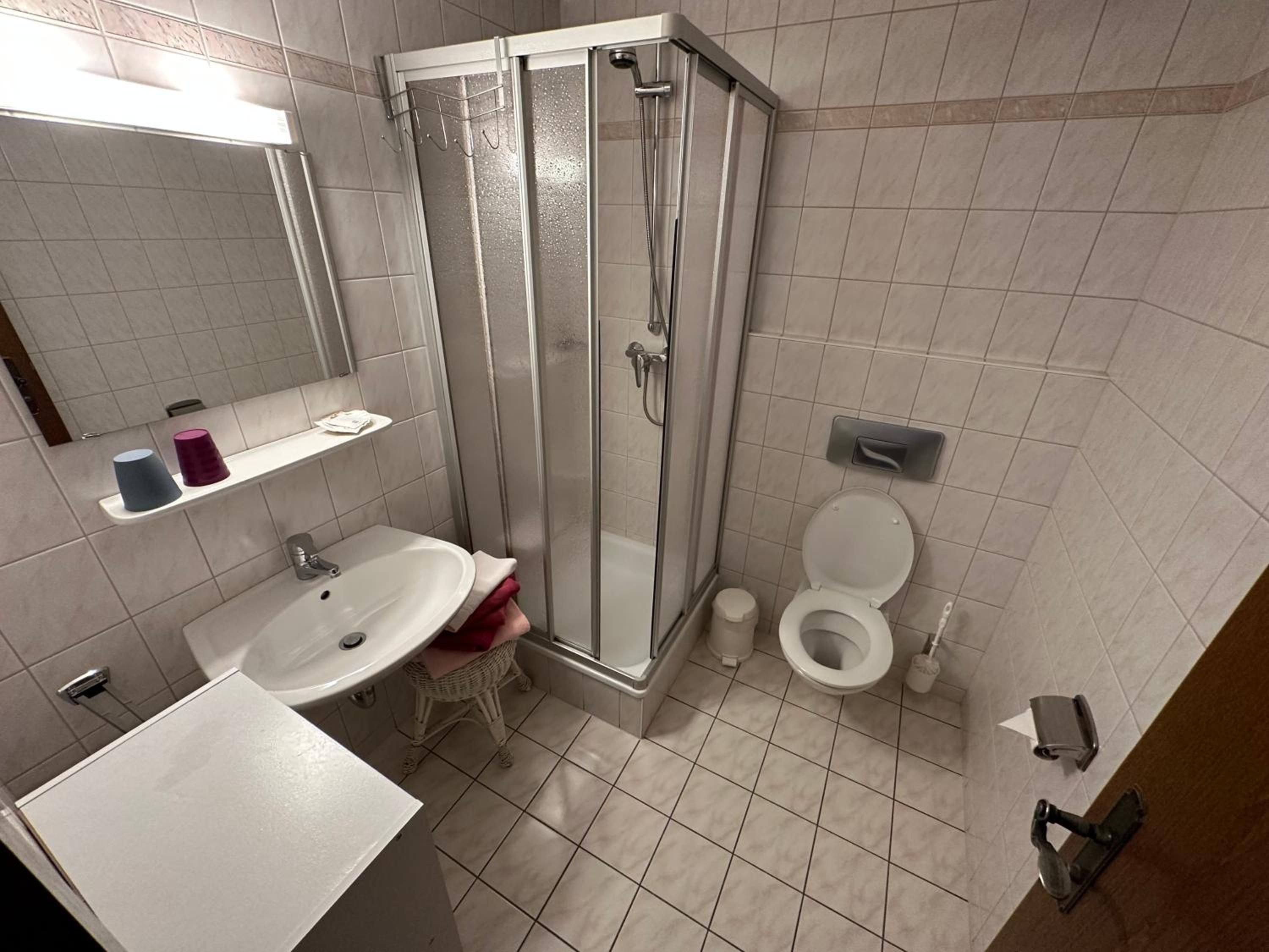 Standard Twin Room - Photo 3