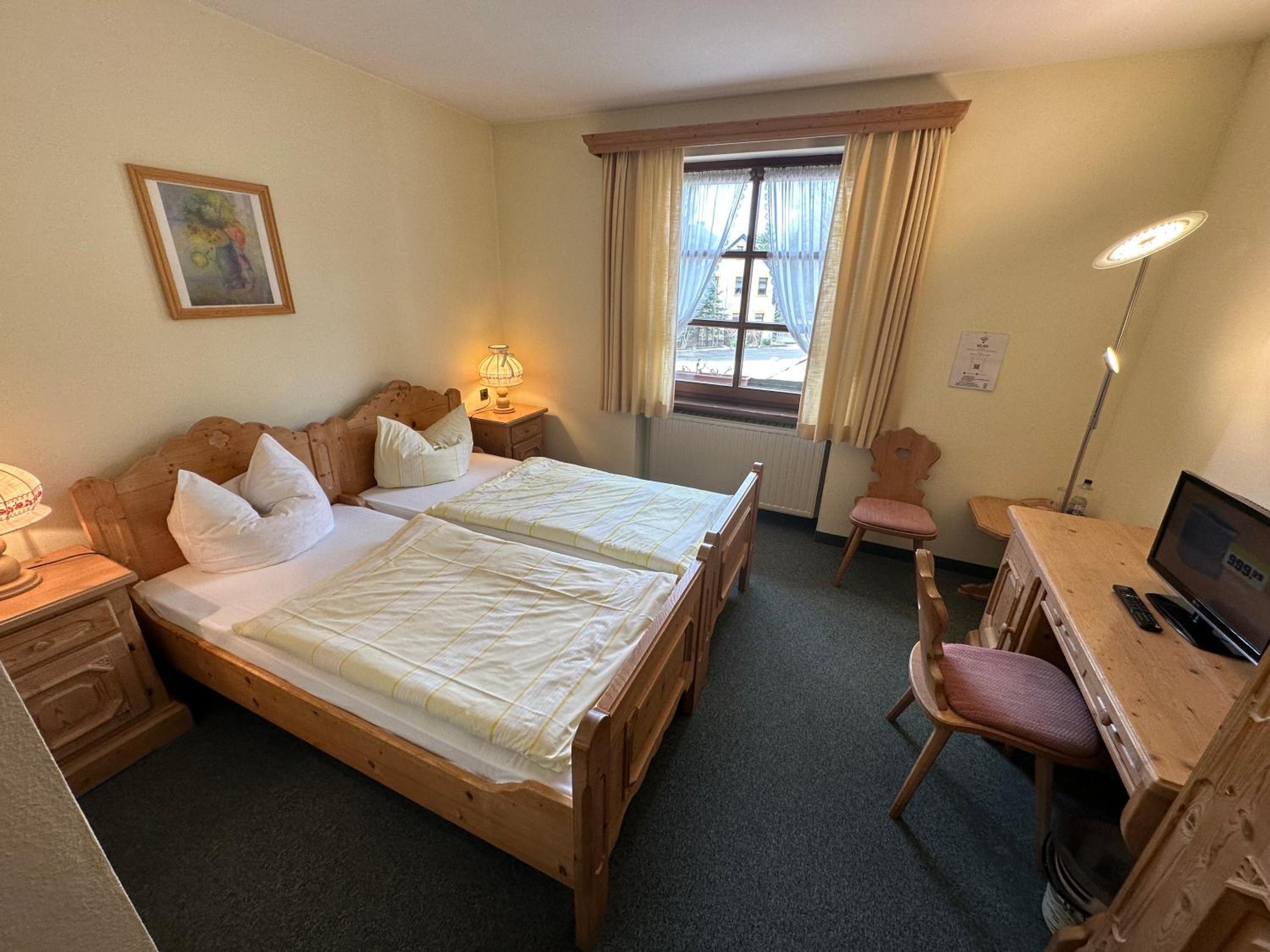 Standard Twin Room - Photo 7