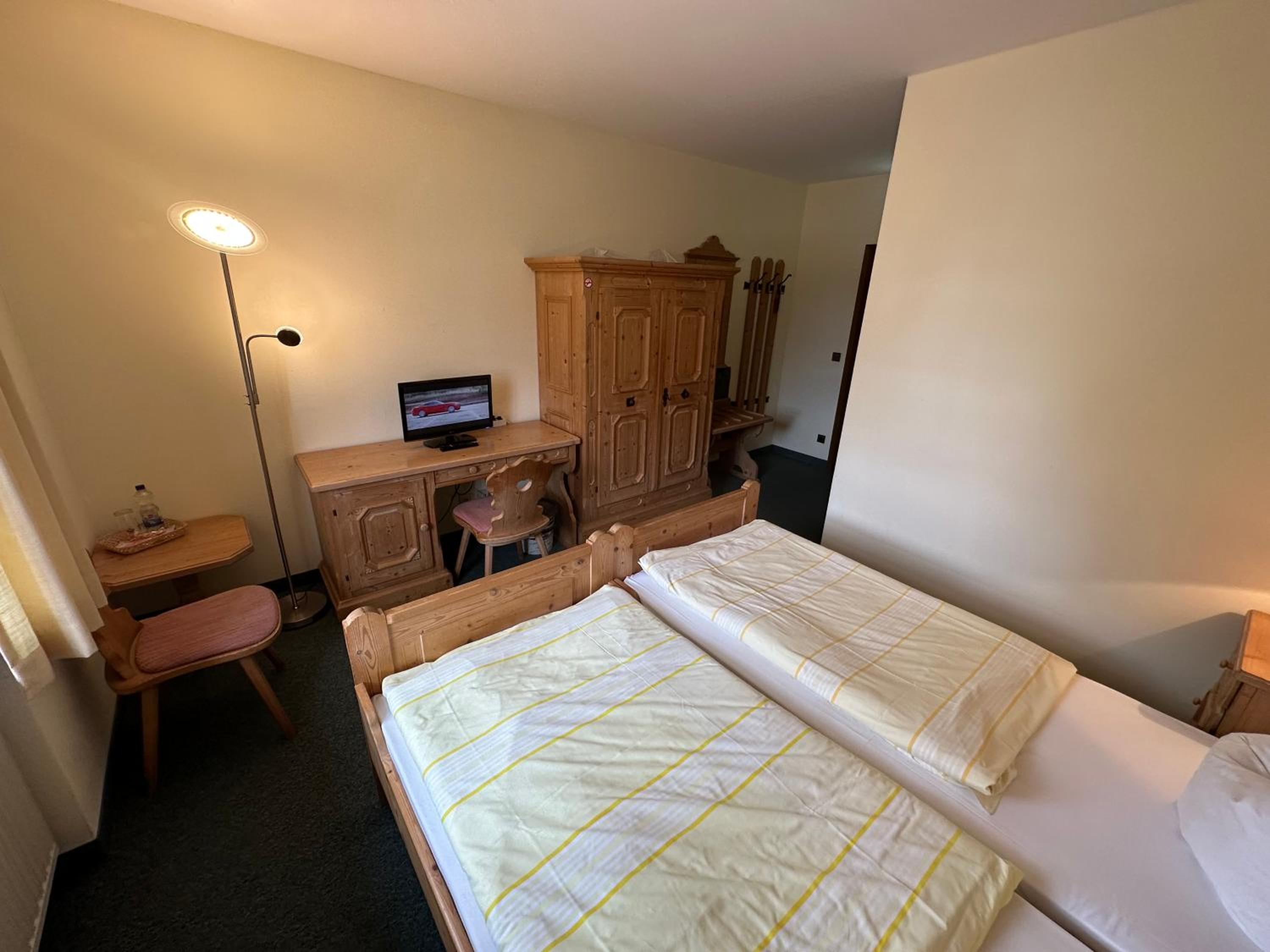 Standard Twin Room - Photo 8