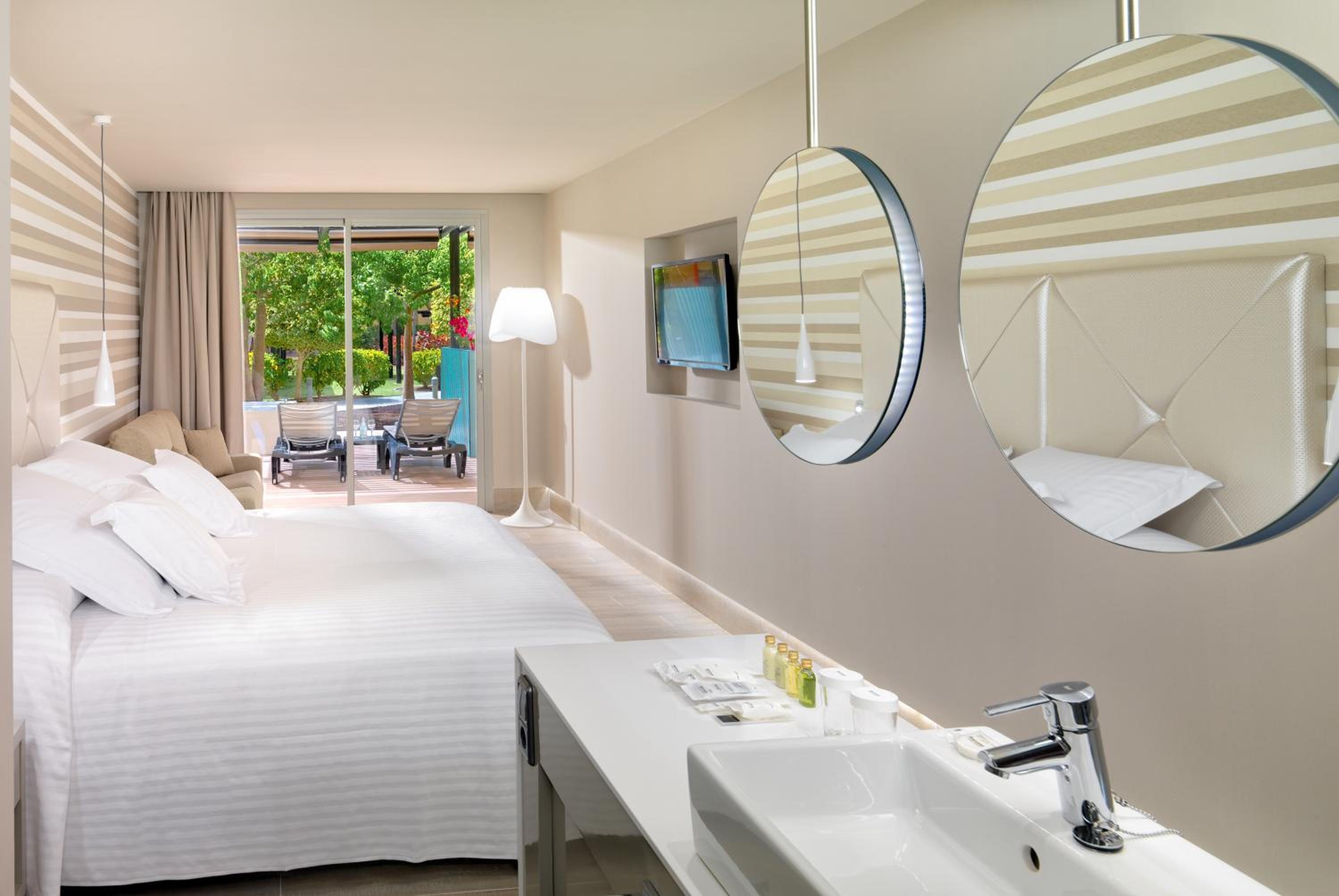 Deluxe Room with Hot Tub - Photo 3