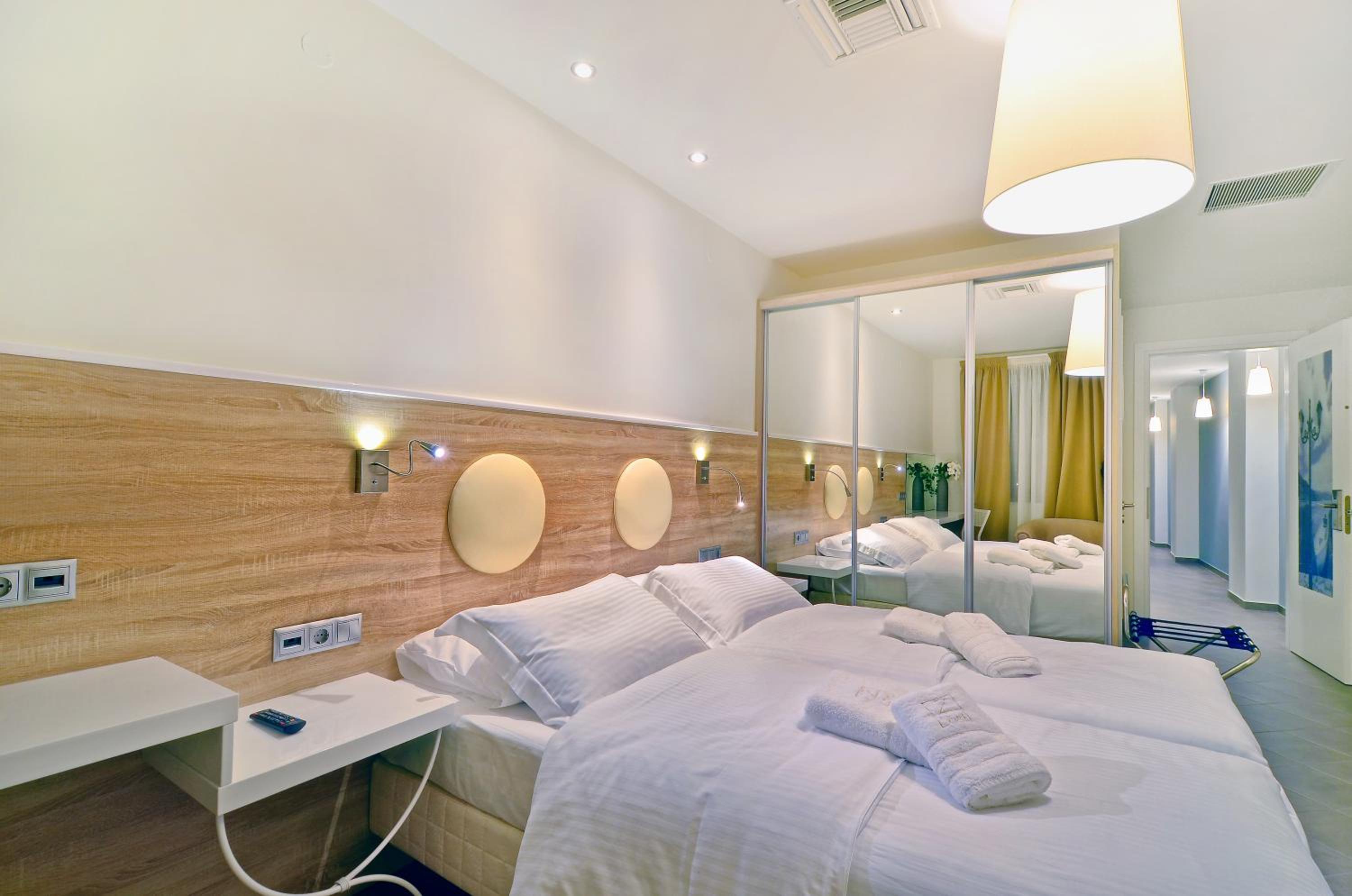 Double or Twin Room - Photo 9