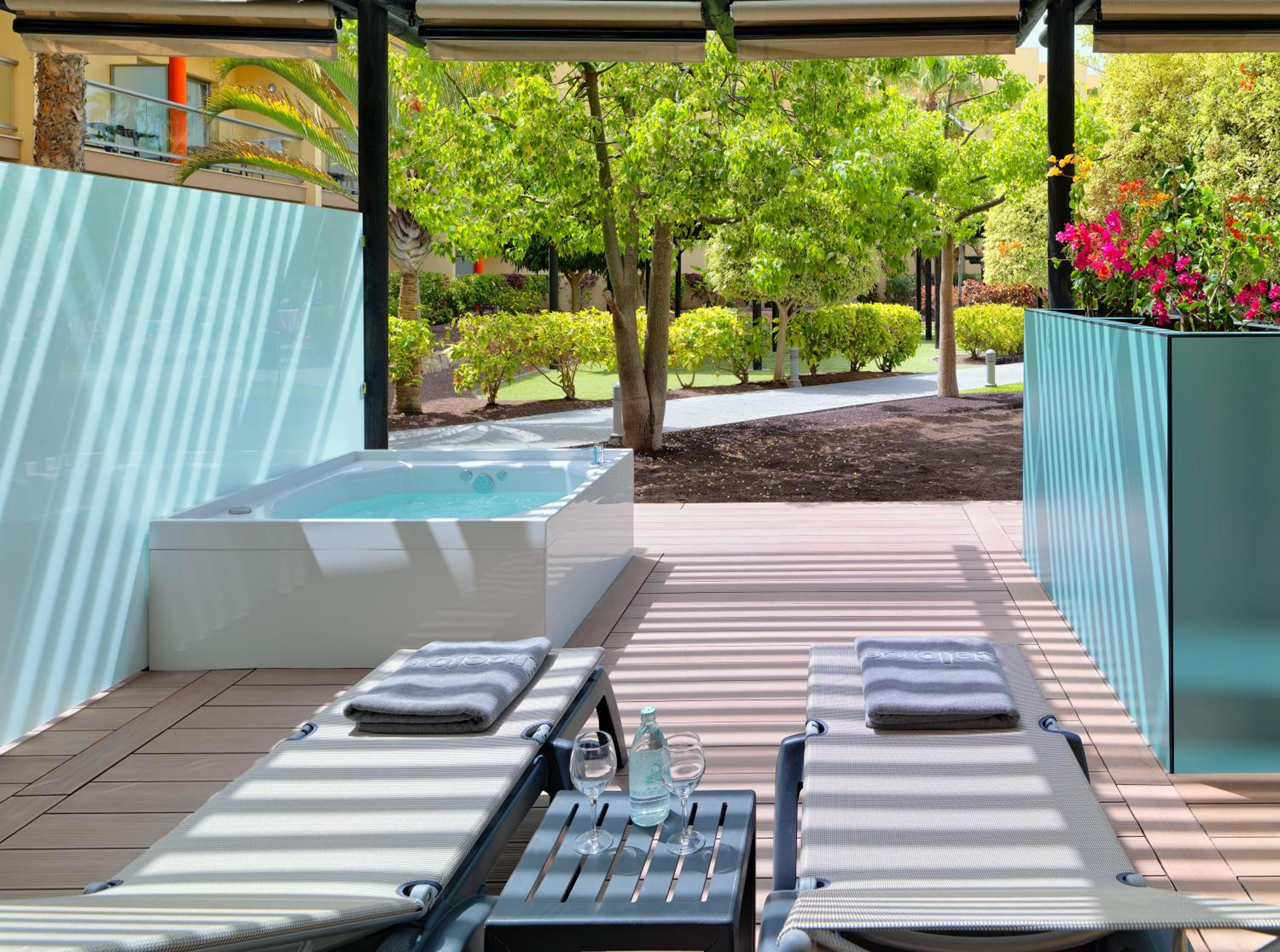 Deluxe Room with Hot Tub - Photo 5