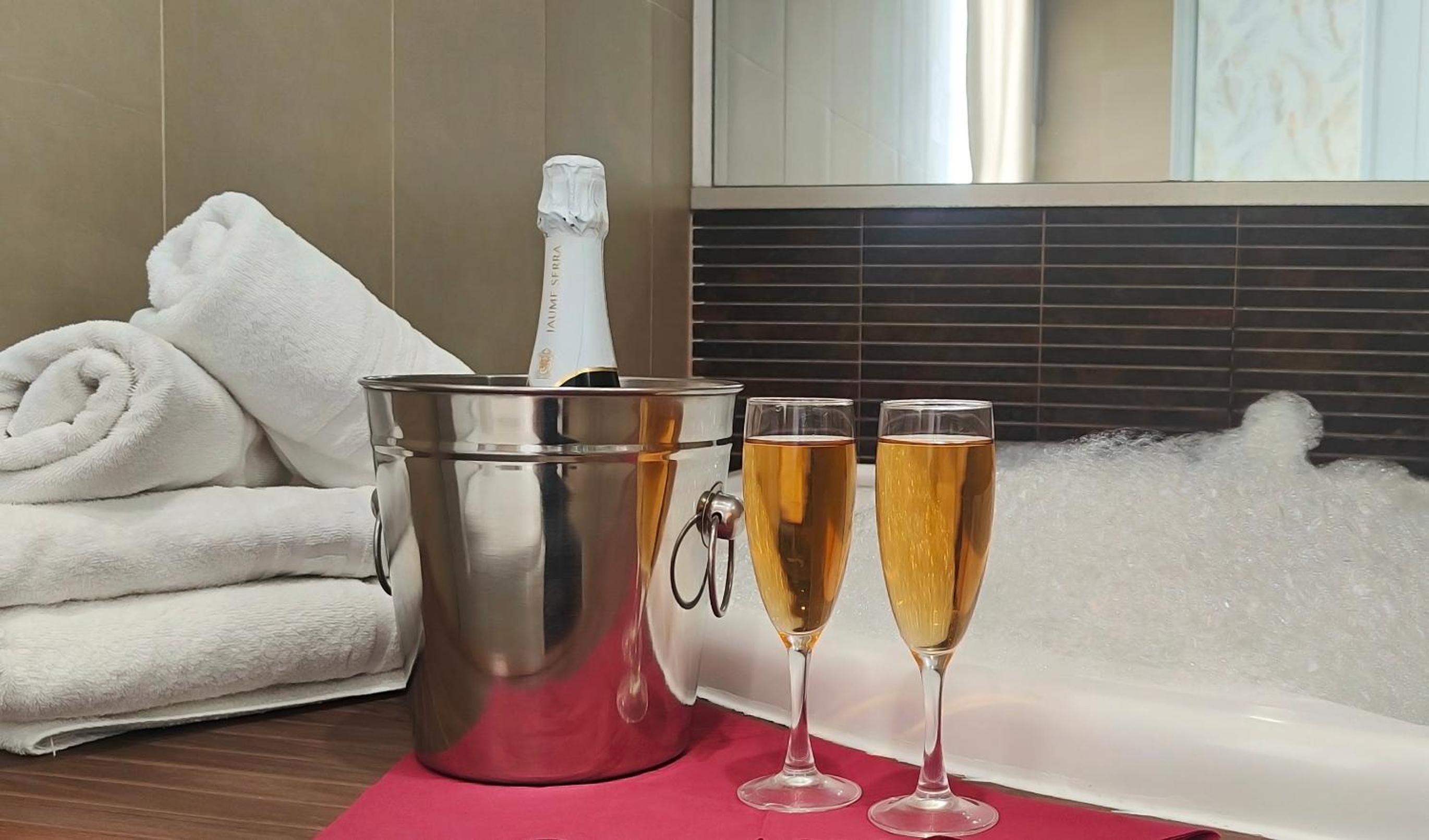 Double Room with Spa Bath - Photo 3