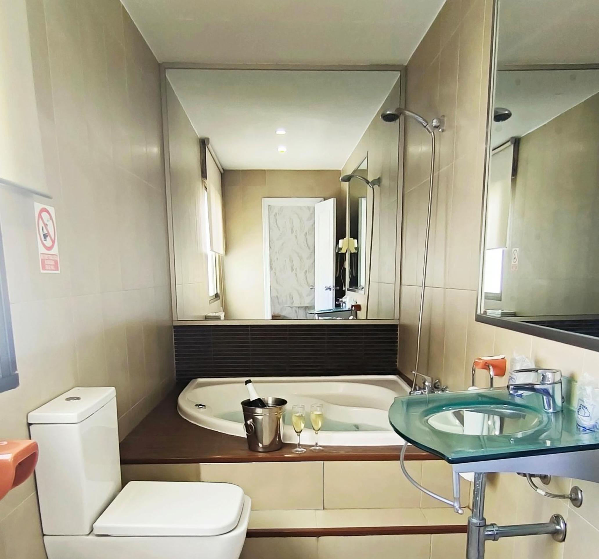 Double Room with Spa Bath - Photo 4