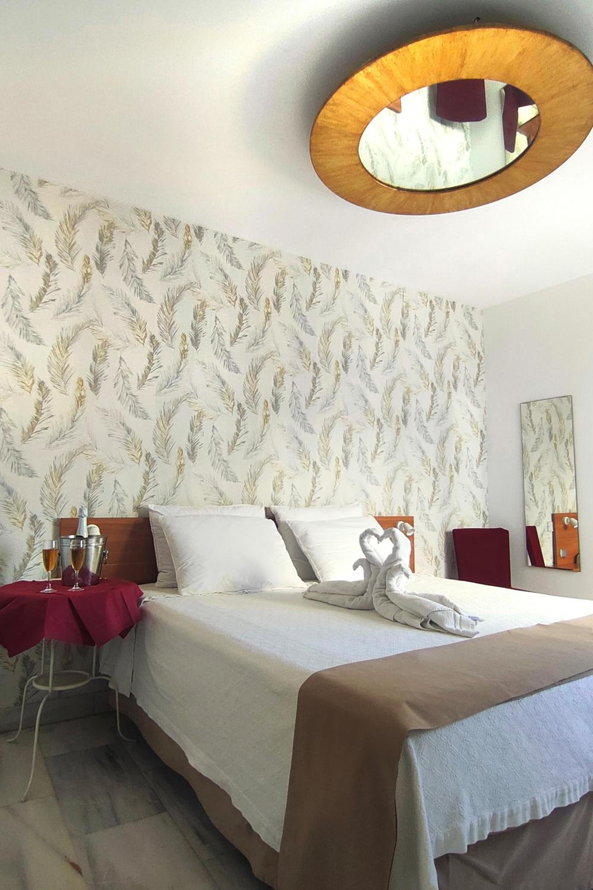 Double Room with Spa Bath - Photo 1