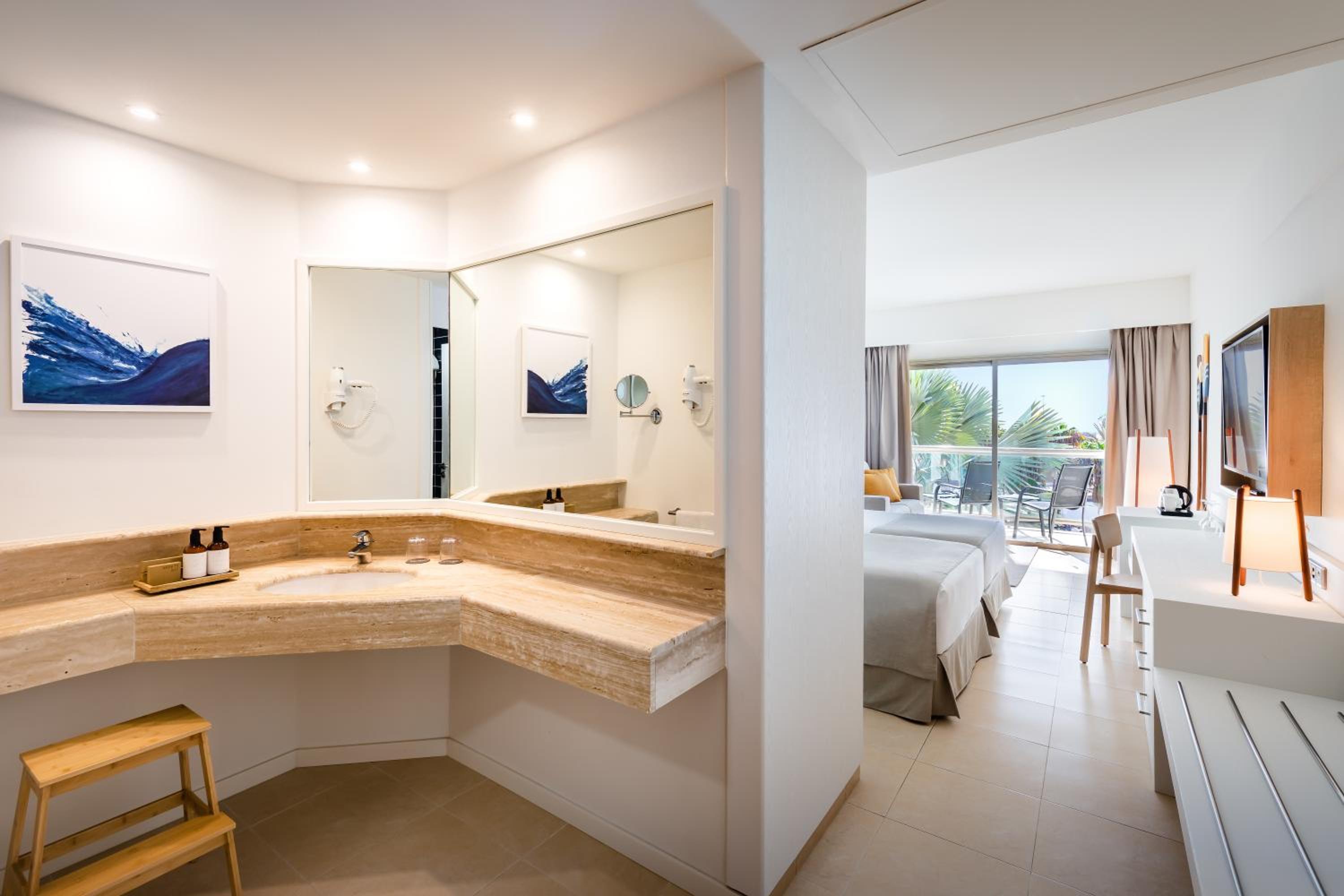 Double Room With Sea View ( 2 Adults + 1 Child ) - Photo 2