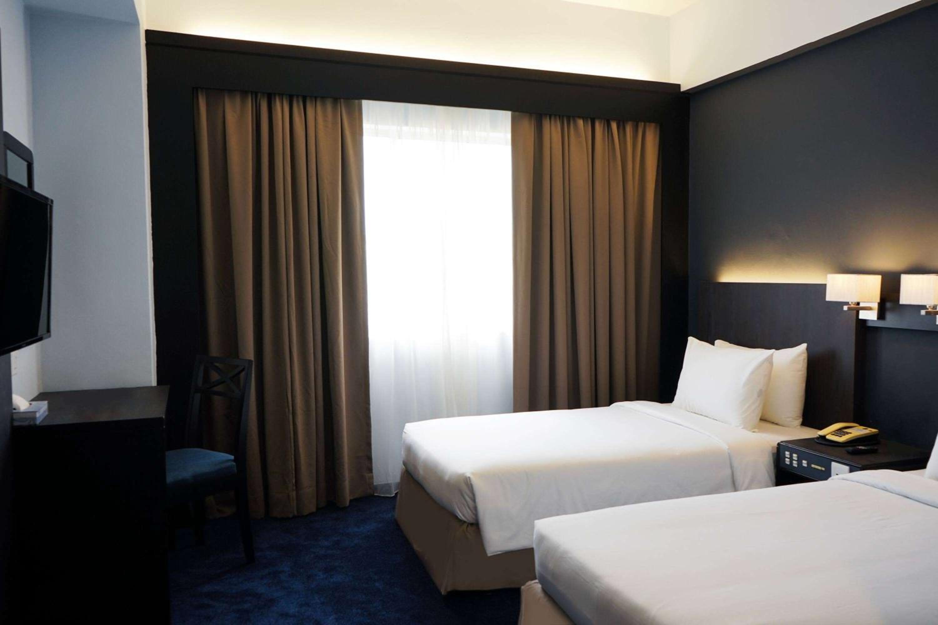 Standard Twin Room, Non-Smoking - Photo 7