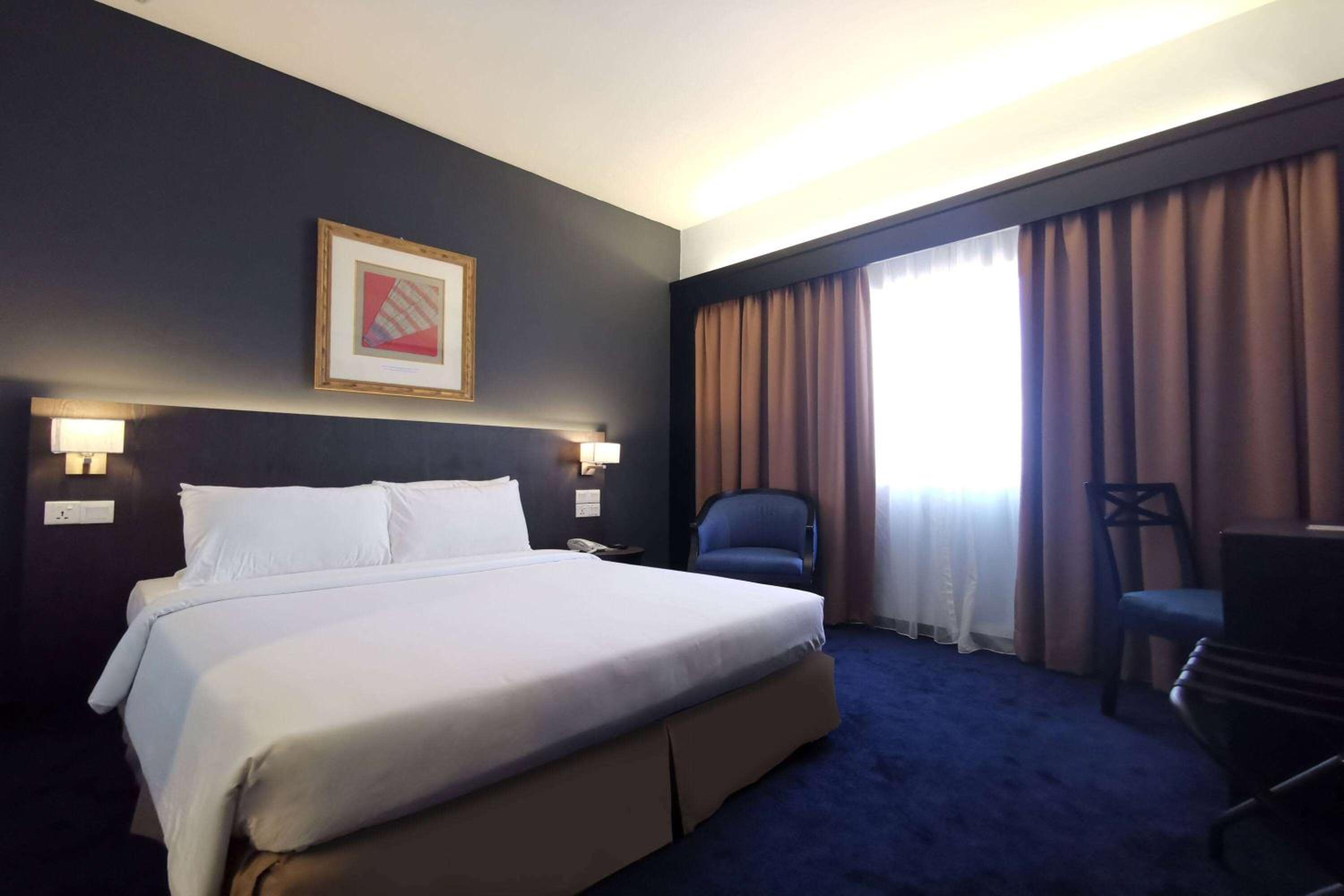 Deluxe Queen Room, Non-Smoking - Photo 7