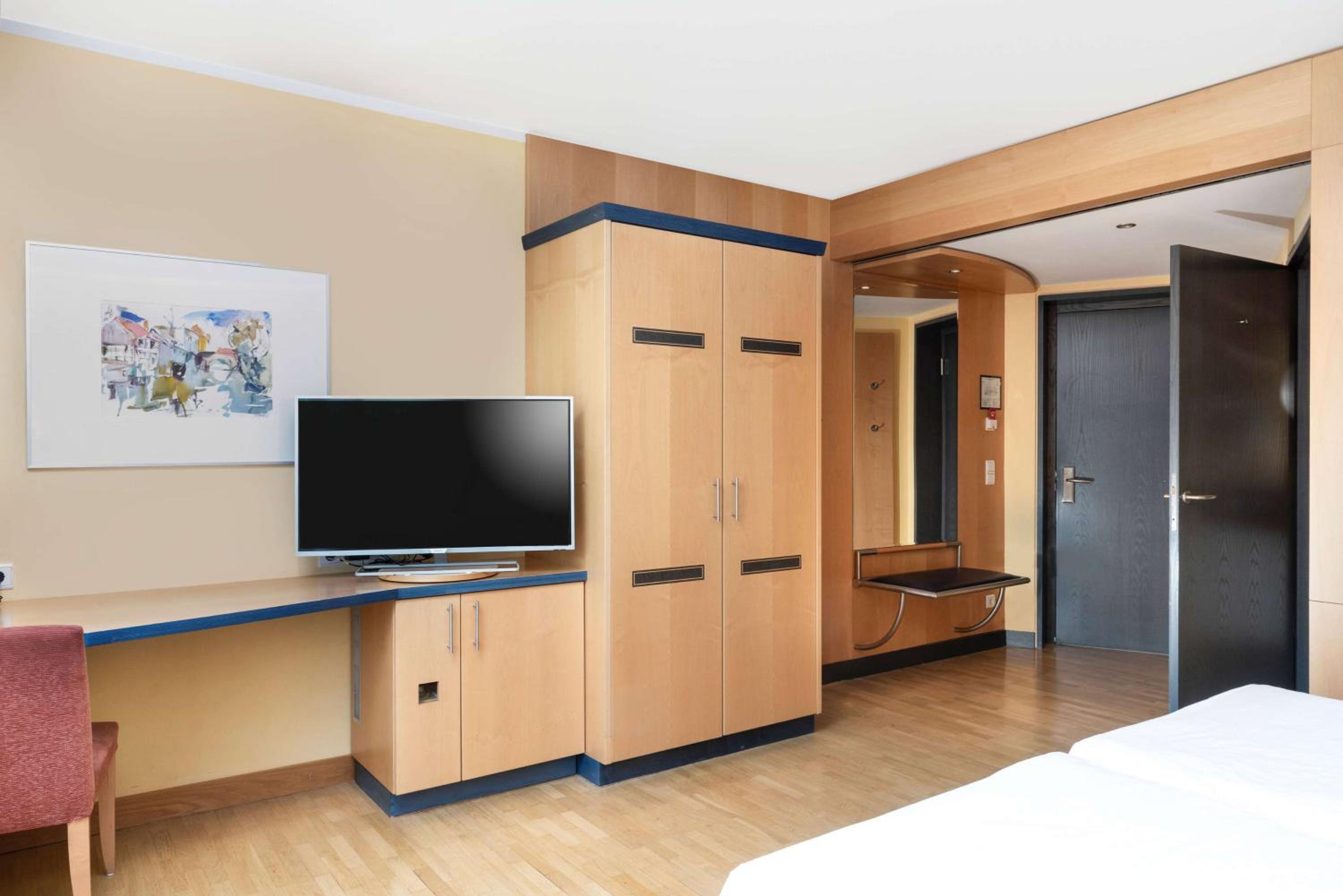 Accessible Twin Room photo 3