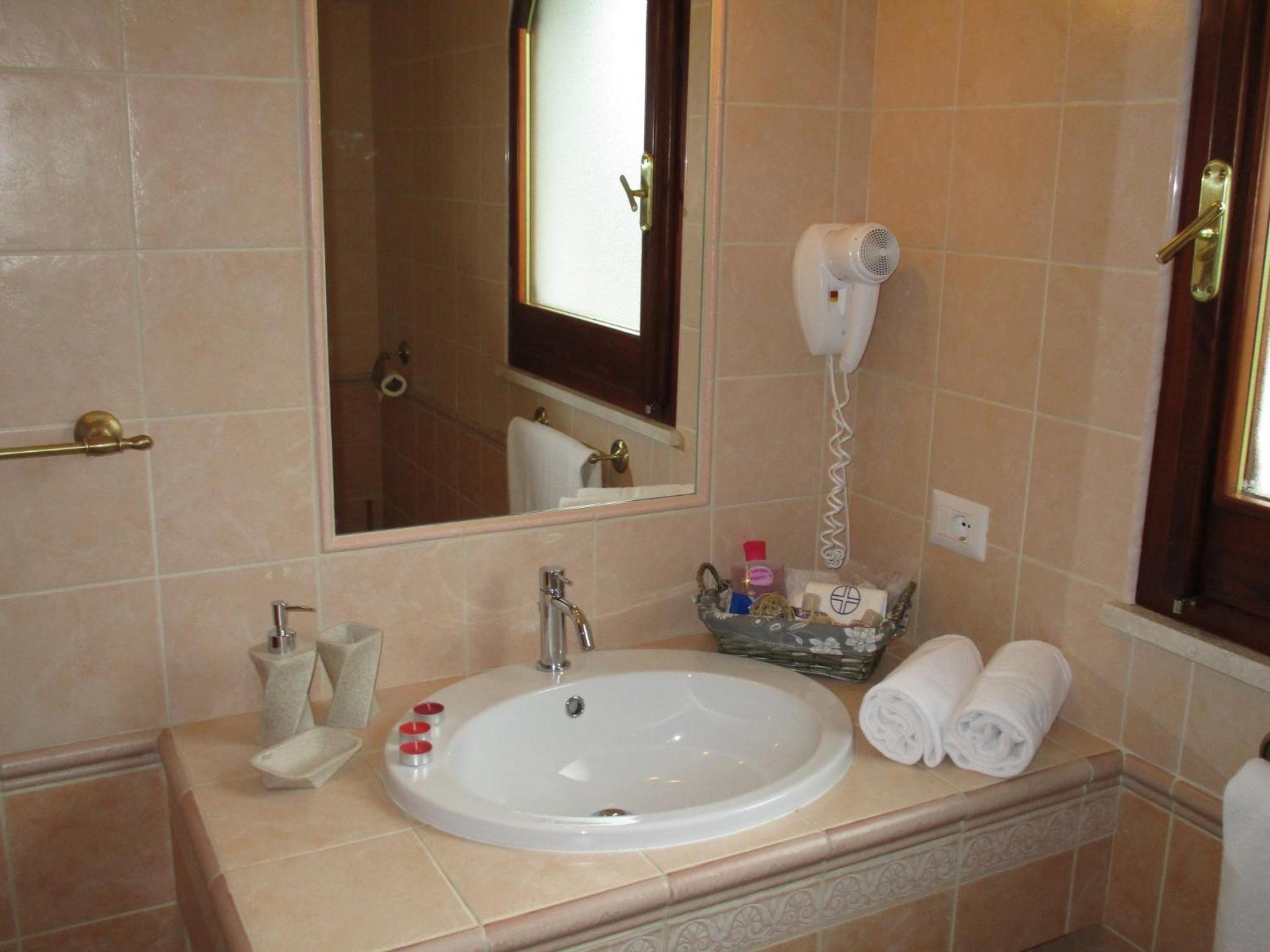 Double or Twin Room with Private Bathroom photo 3