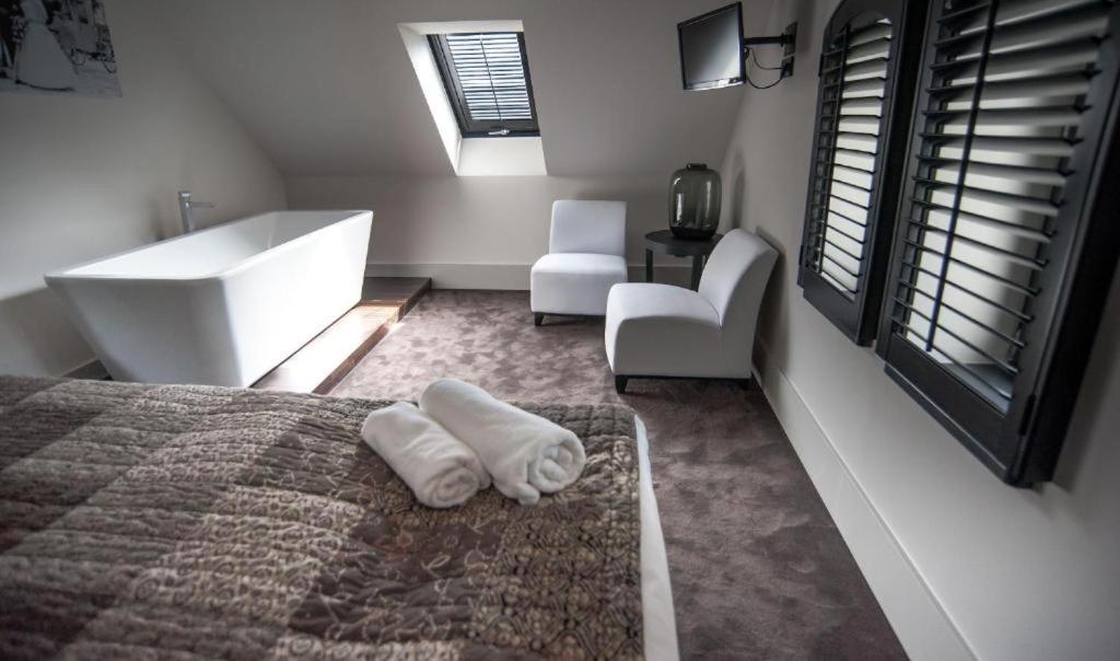Deluxe Double Room with Bath - Photo 8