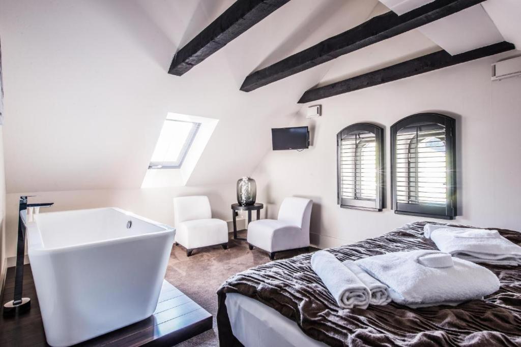 Deluxe Double Room with Bath - Photo 9