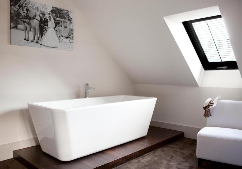 Deluxe Double Room with Bath - Photo 5
