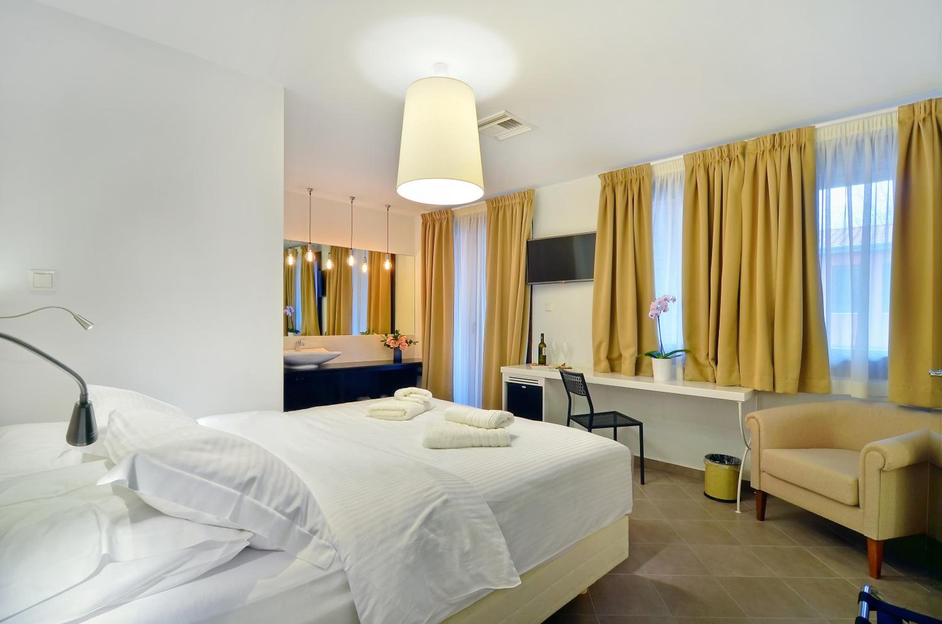 Superior Double Room with Balcony - Photo 6