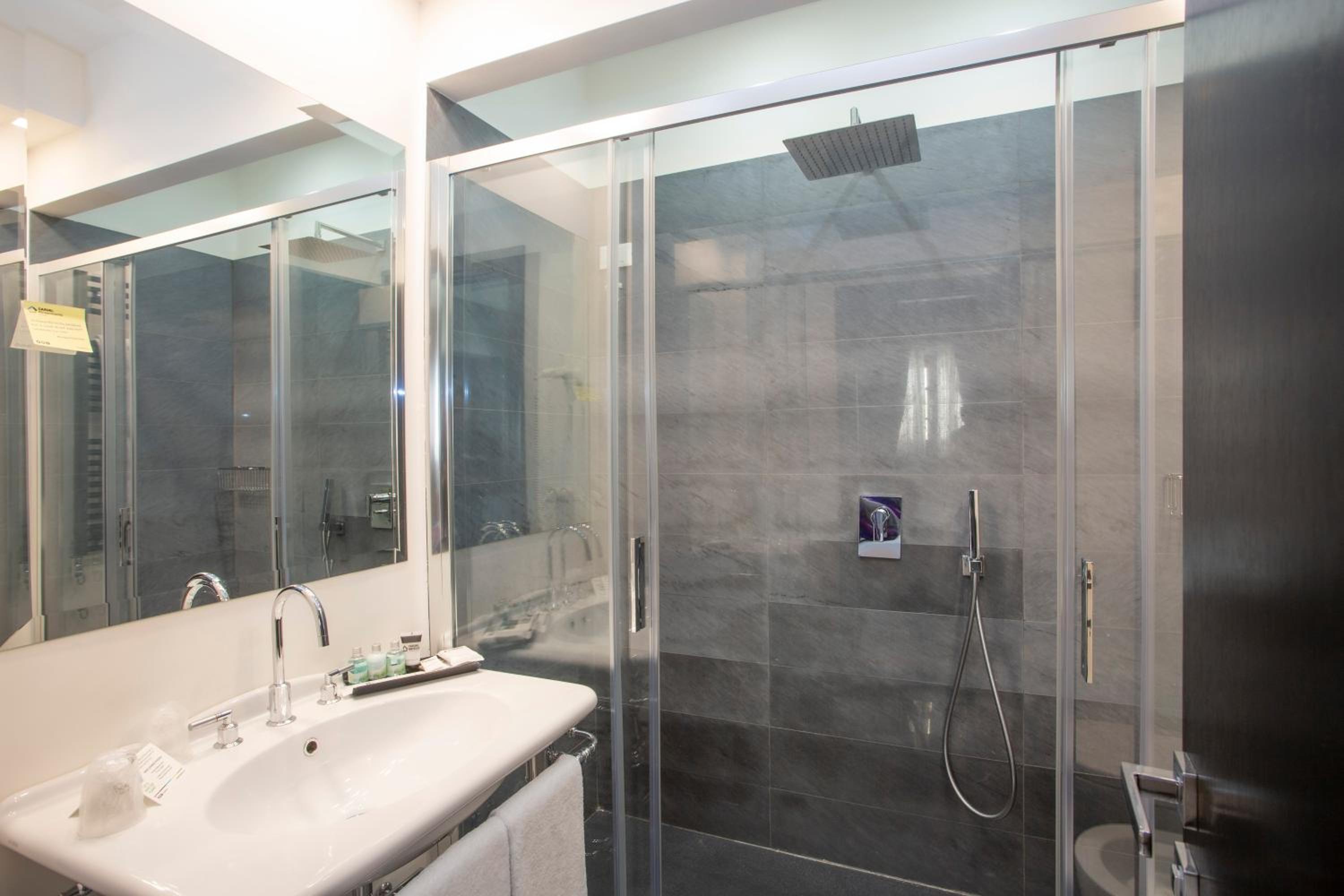 Superior Double or Twin Room thumbnail 5