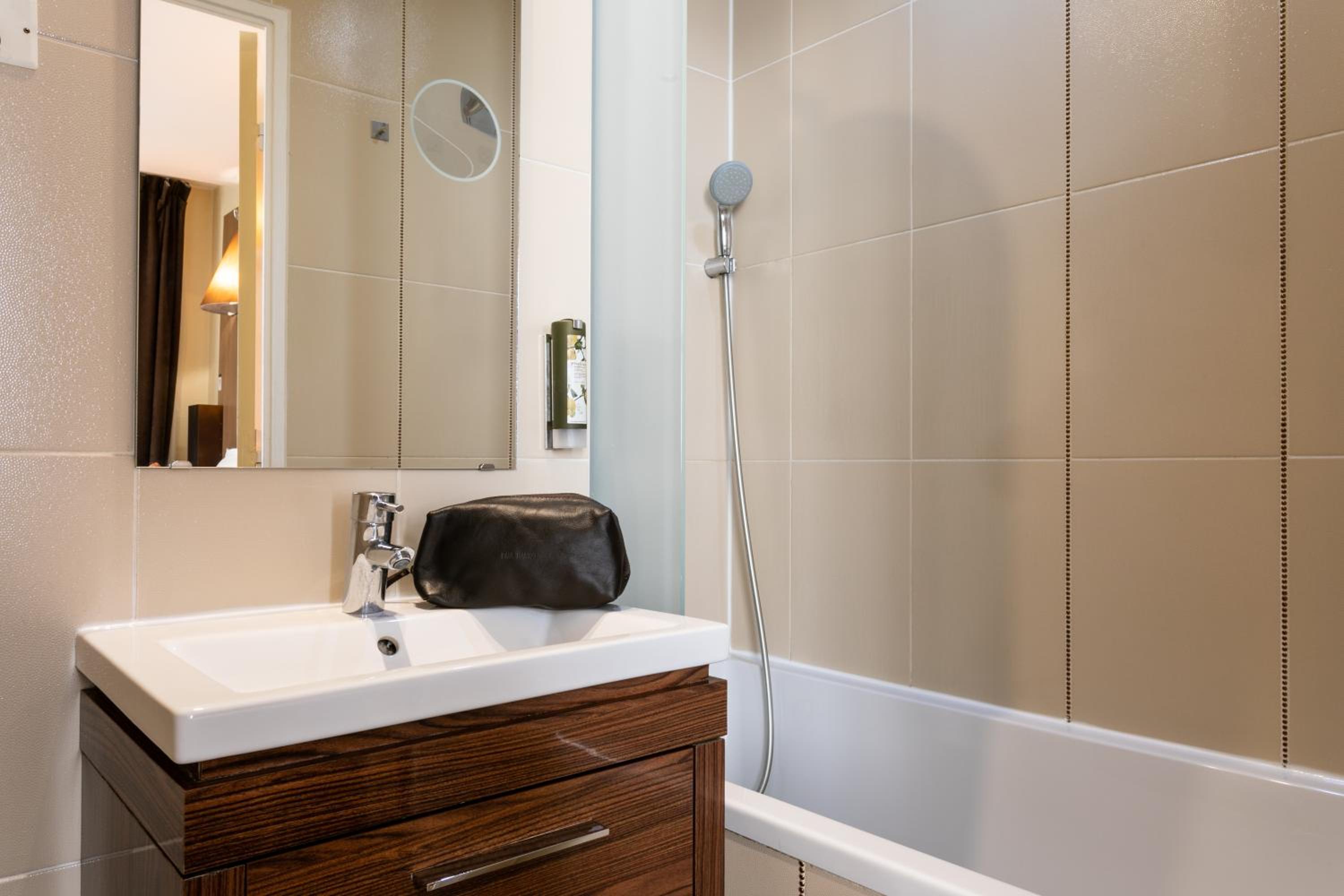 Superior Triple Room with Bath photo 2