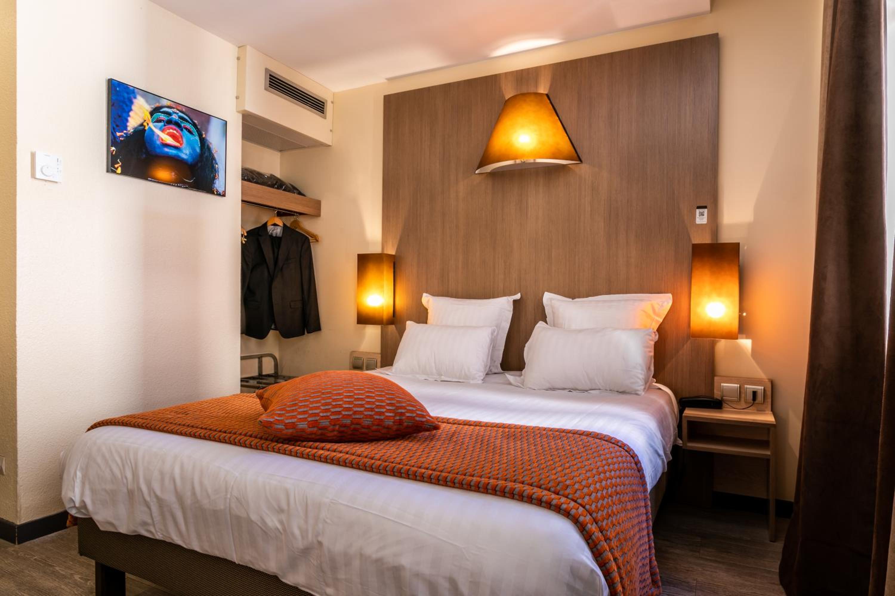 Superior Double Room with Large bed and Bath photo 1