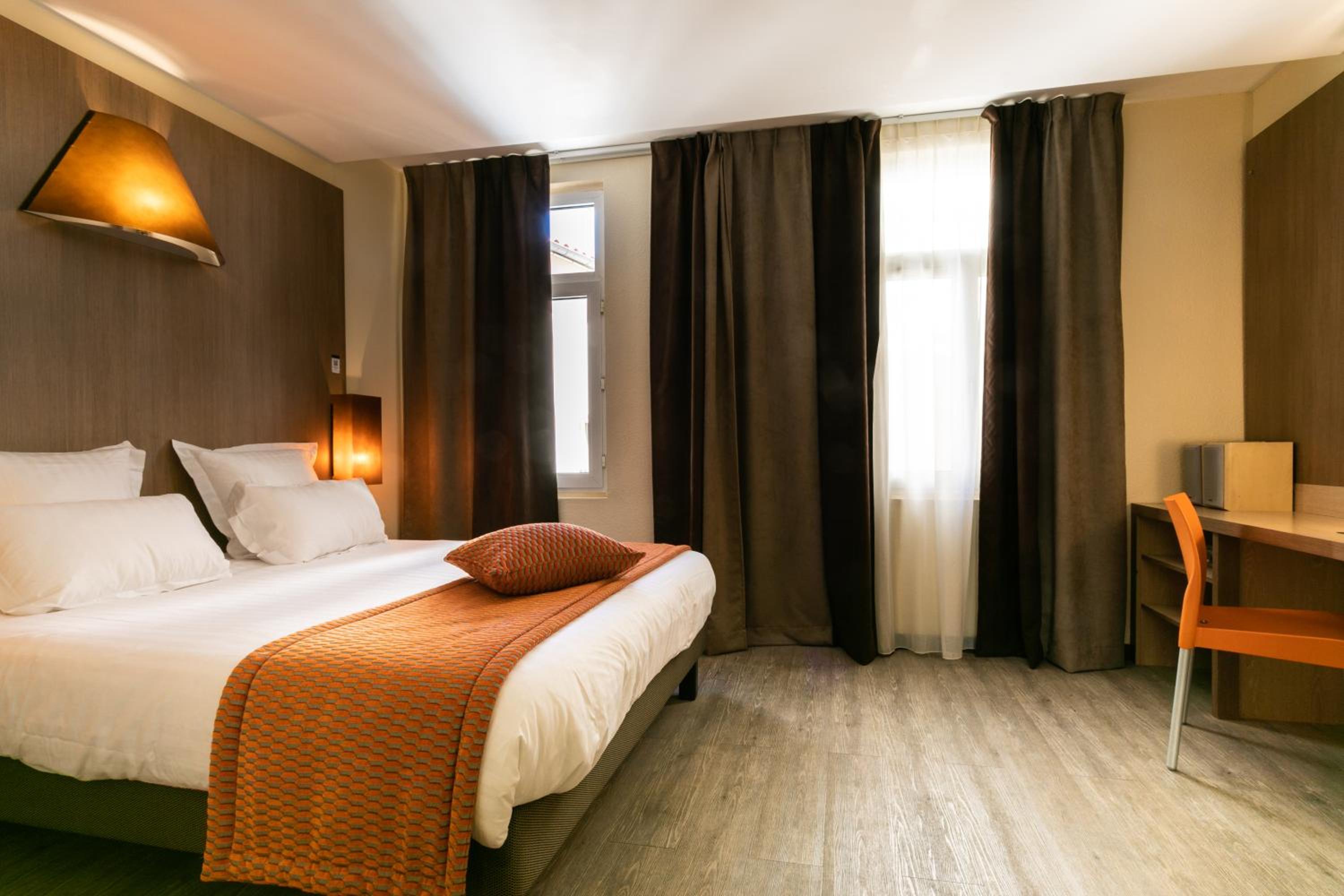 Superior Double Room with Large bed and Bath photo 3