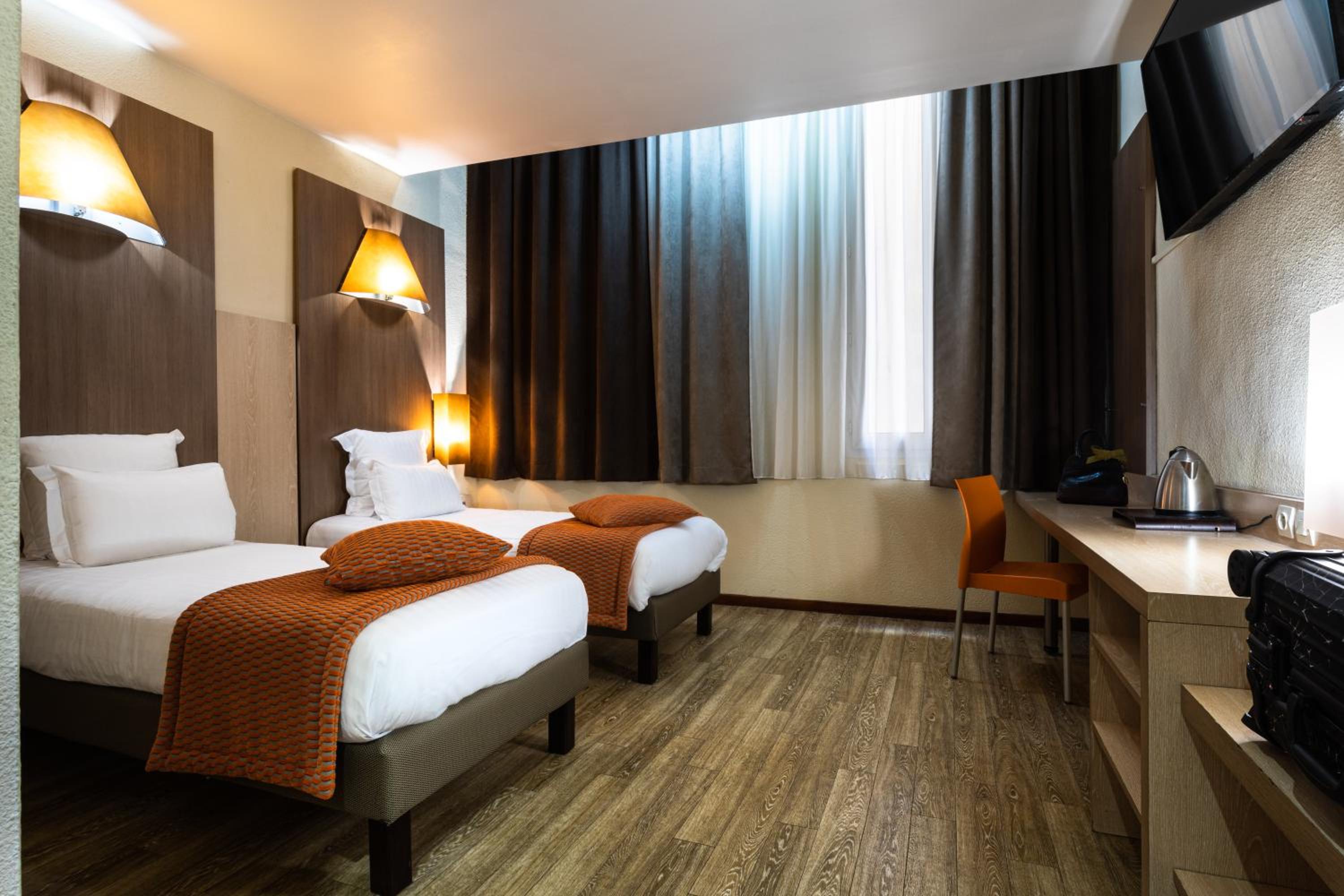 Superior Twin Room with Bath photo 2