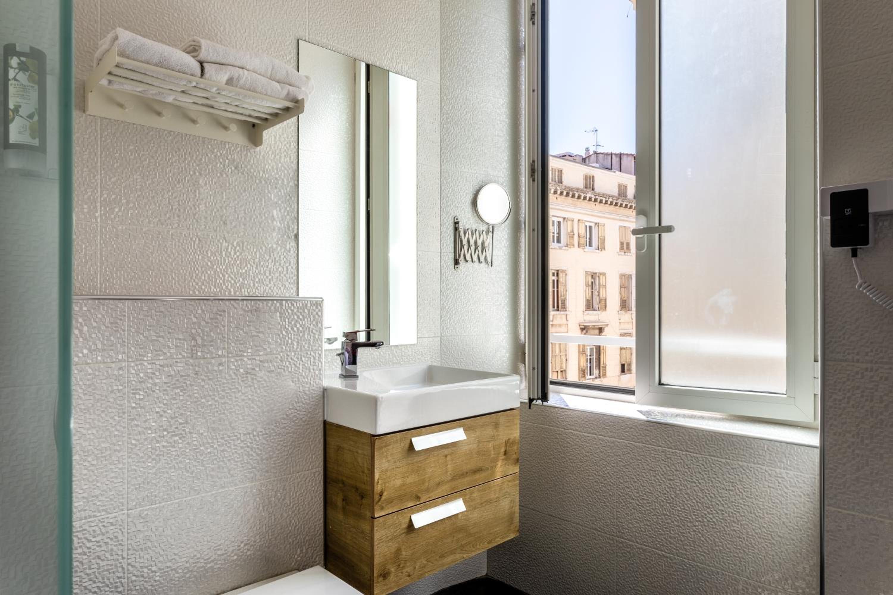 Superior Double Room with Large bed and Shower - Photo 2