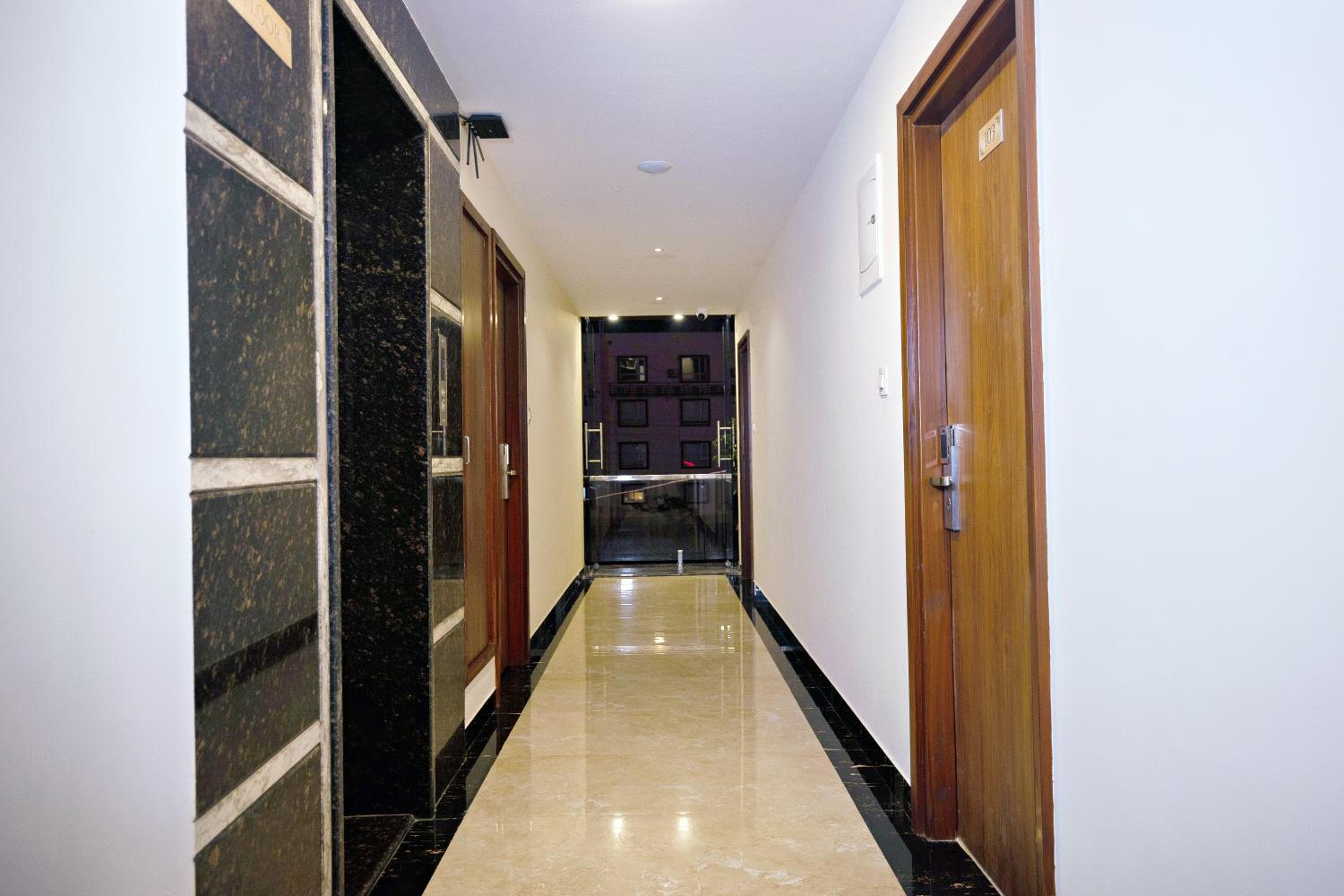 Suite - Photo 28