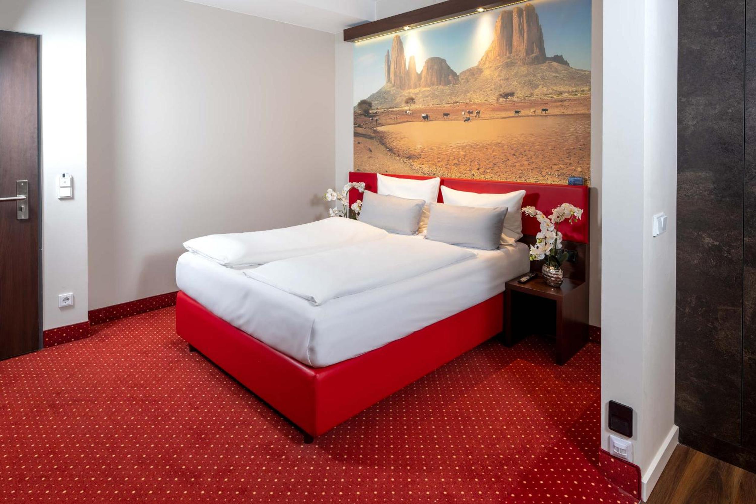 One-Bedroom Queen Suite with Sofa Bed thumbnail 6