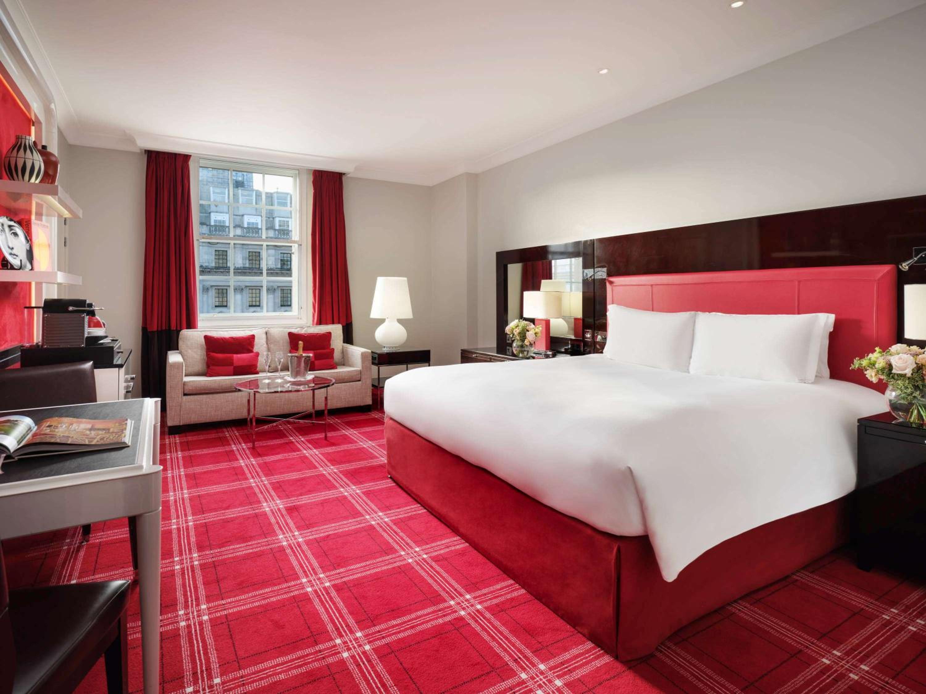 Junior King Suite with Lounge Space and Waterloo Place View photo 3