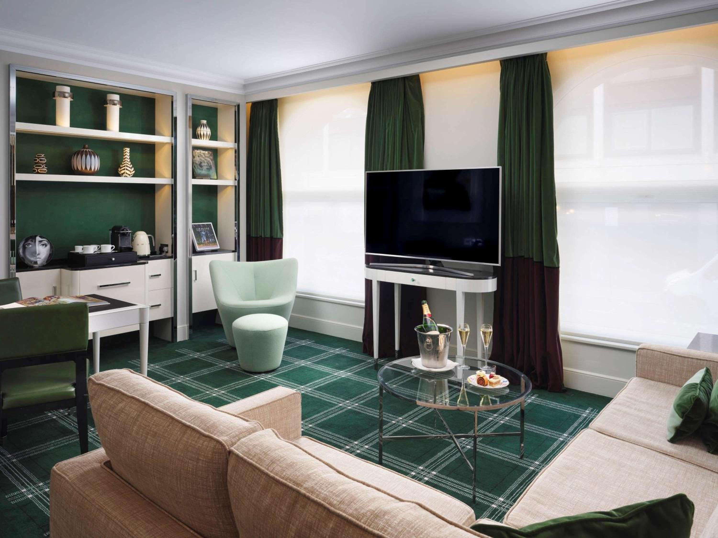 Deluxe King Suite with Separate Living Room with Sofa Bed photo 1