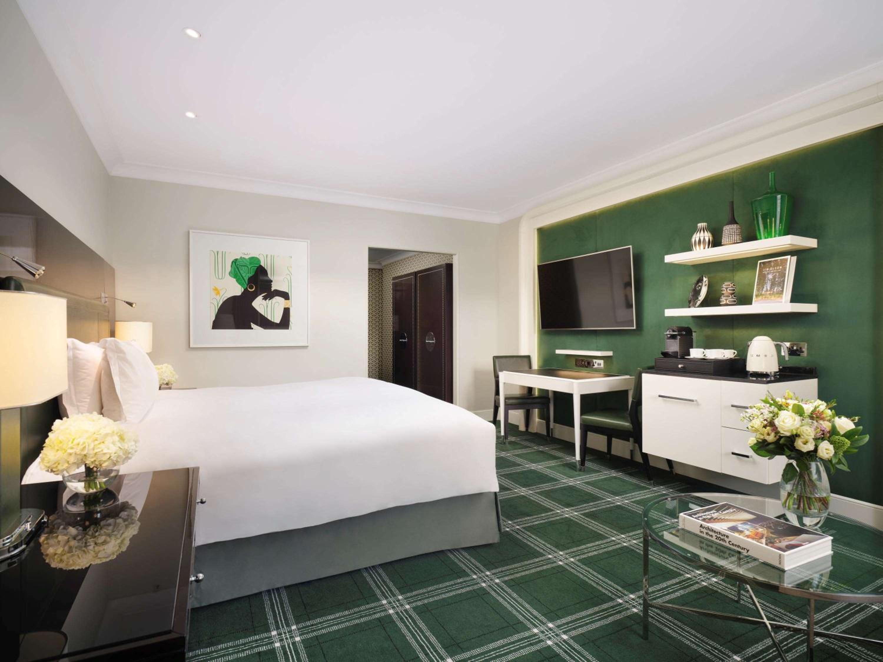 Junior King Suite with Lounge Space and Waterloo Place View photo 1