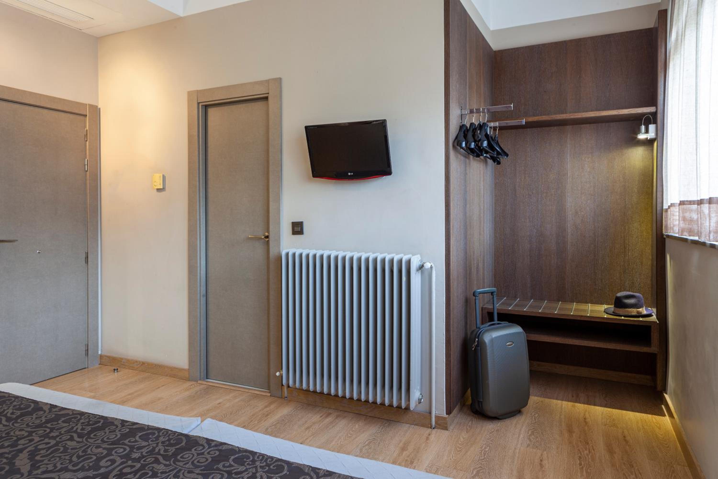 Double or Twin Room - Photo 28